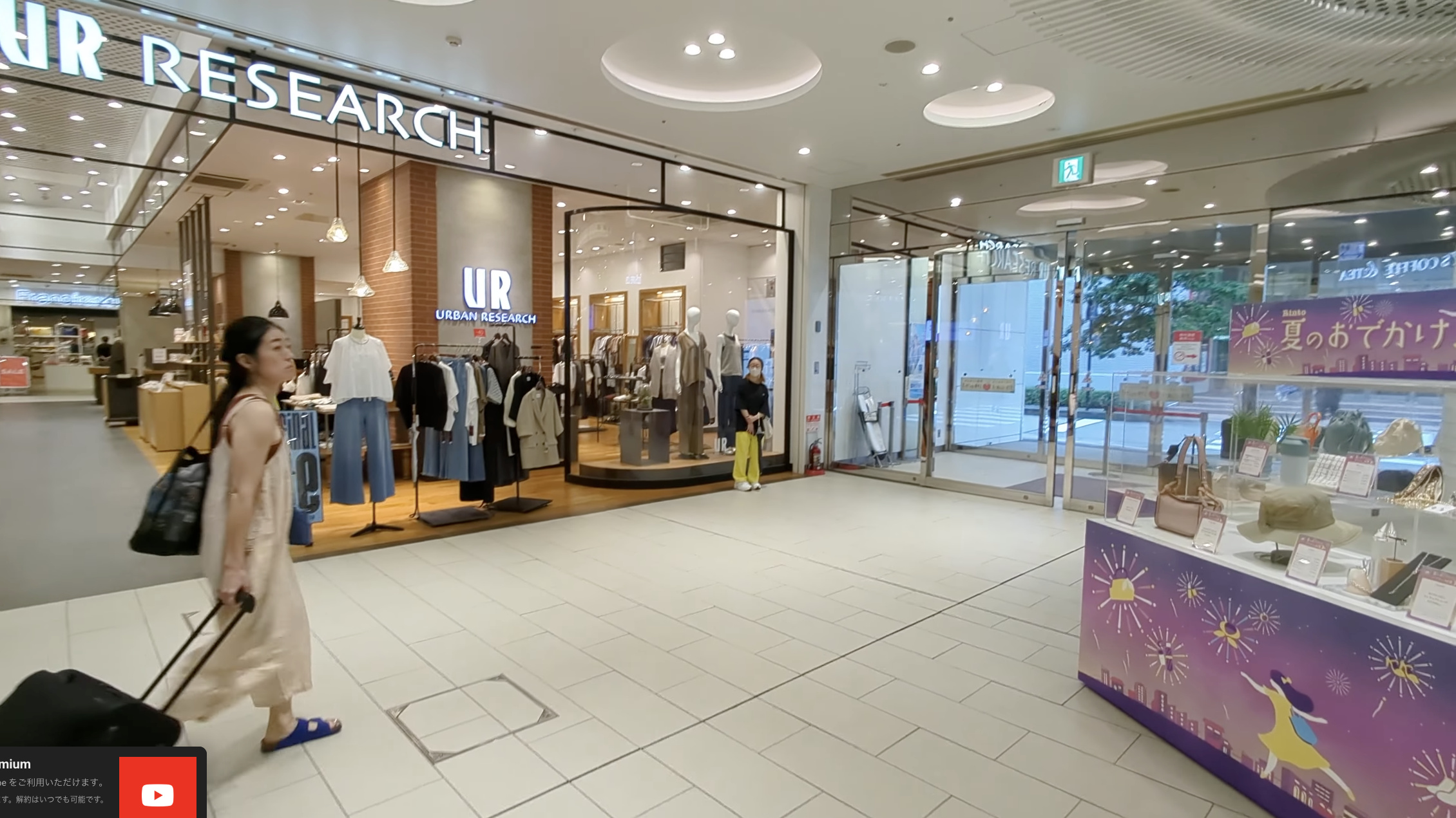 Rinto店内、URBAN RESEARCH前と奥のガラス自動ドア