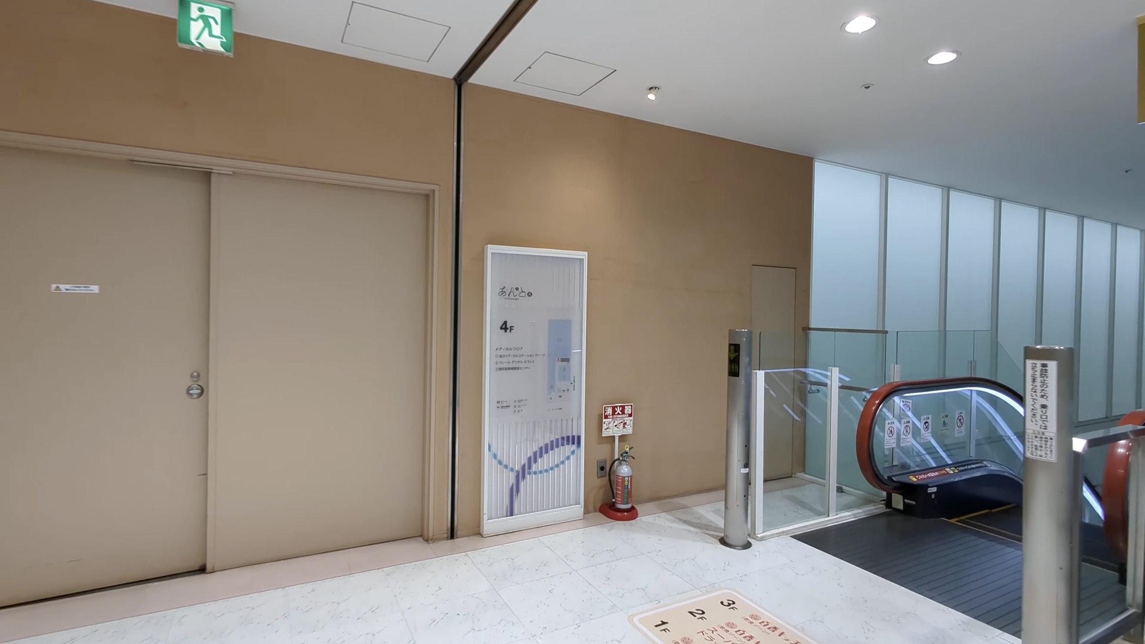 あんとの4F案内板とエスカレーター、床の階数表示