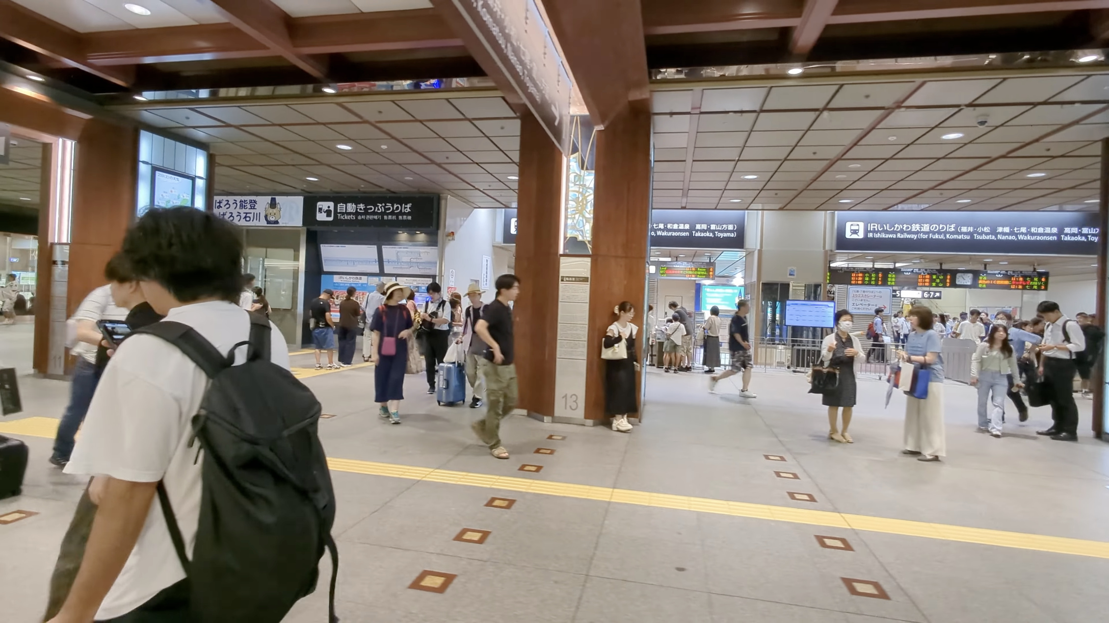 駅コンコースの電光案内、がんばろう能登・がんばろう石川の掲示