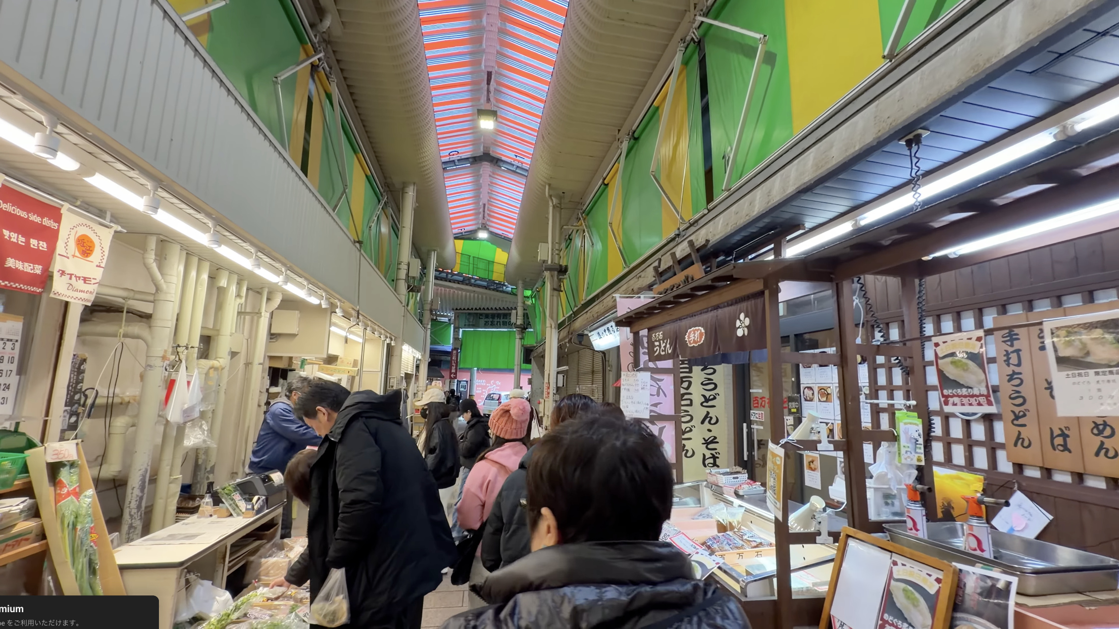 「百万石うどん」の看板を掲げた、うどん・そばの店構え。木製の格子と暖簾