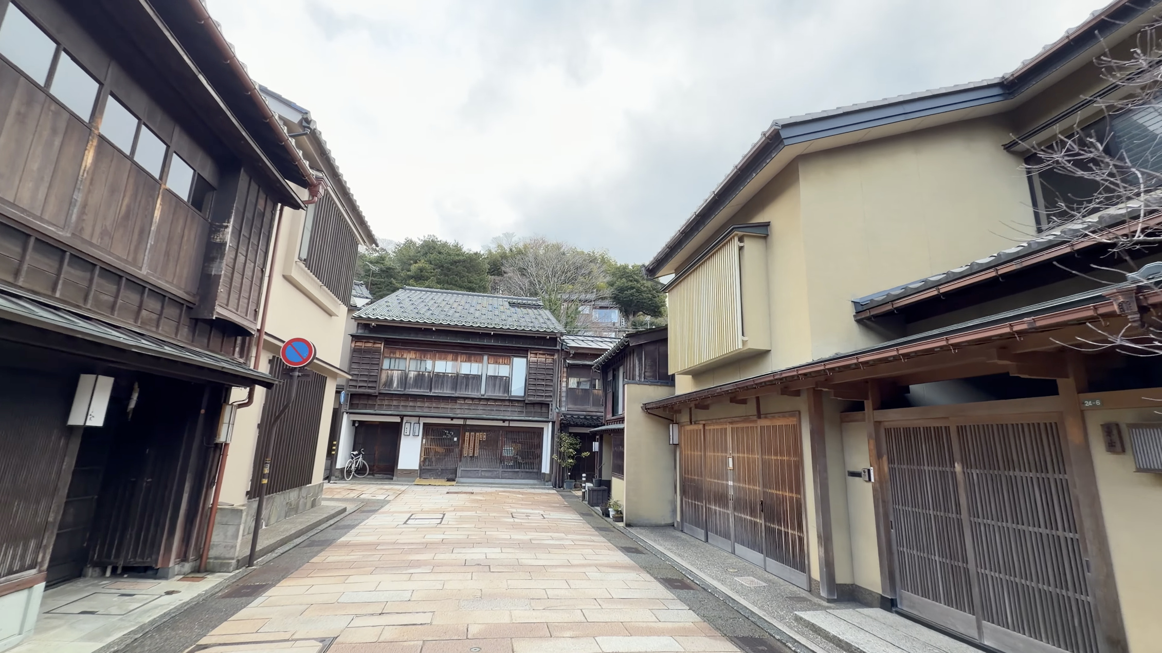 T字路の突きあたりに建つ、加賀麩の老舗「不室屋」の店舗建築