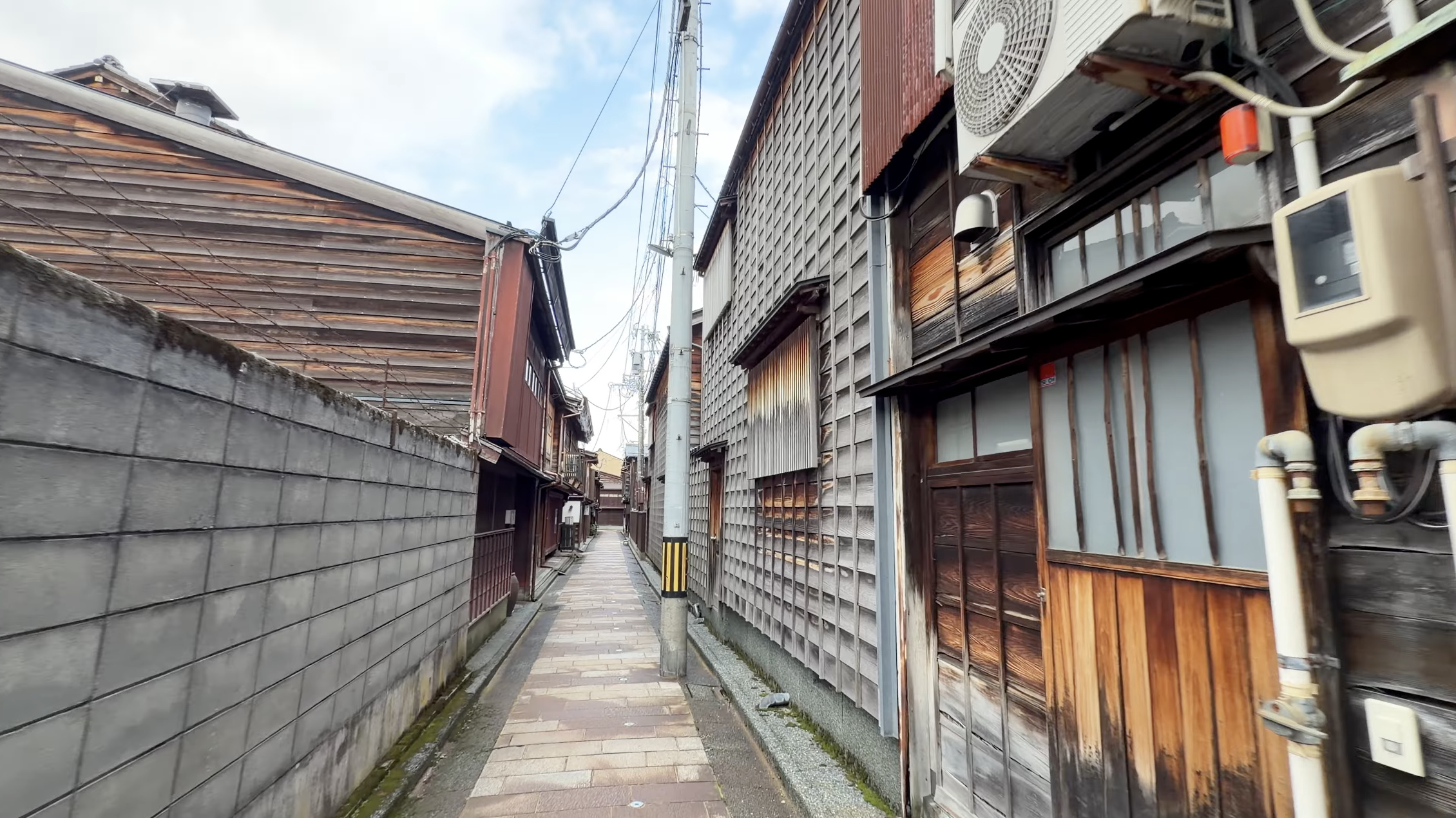 茶屋と住宅が入り混じった細い路地、木造家屋が両側に並ぶ