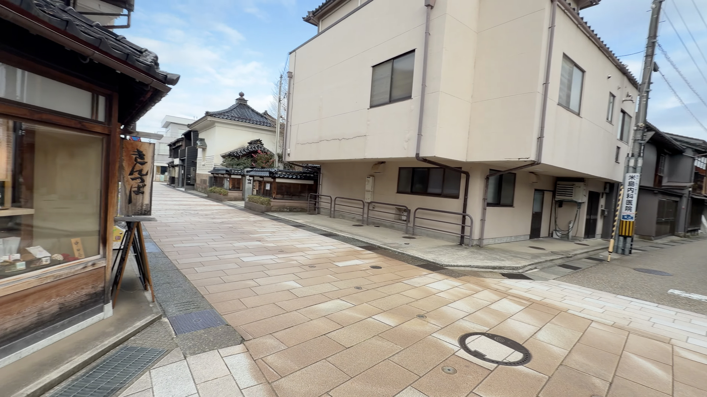 『きんつば』の看板が掛かる中田屋の店先、和菓子が並ぶショーケース