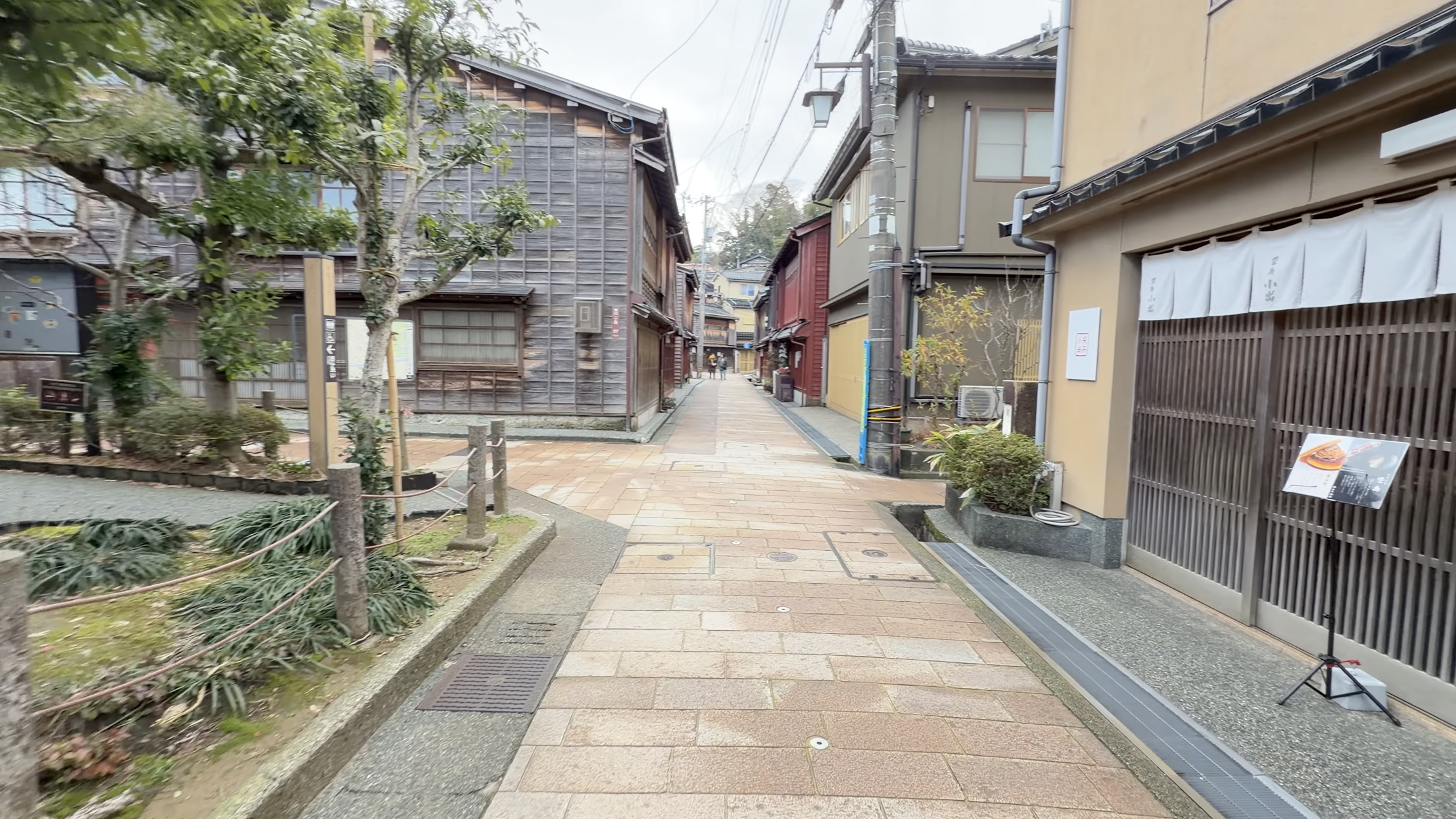 老舗菓子店『柴舟小出』の店先、白いのれんと木造二階建ての建物
