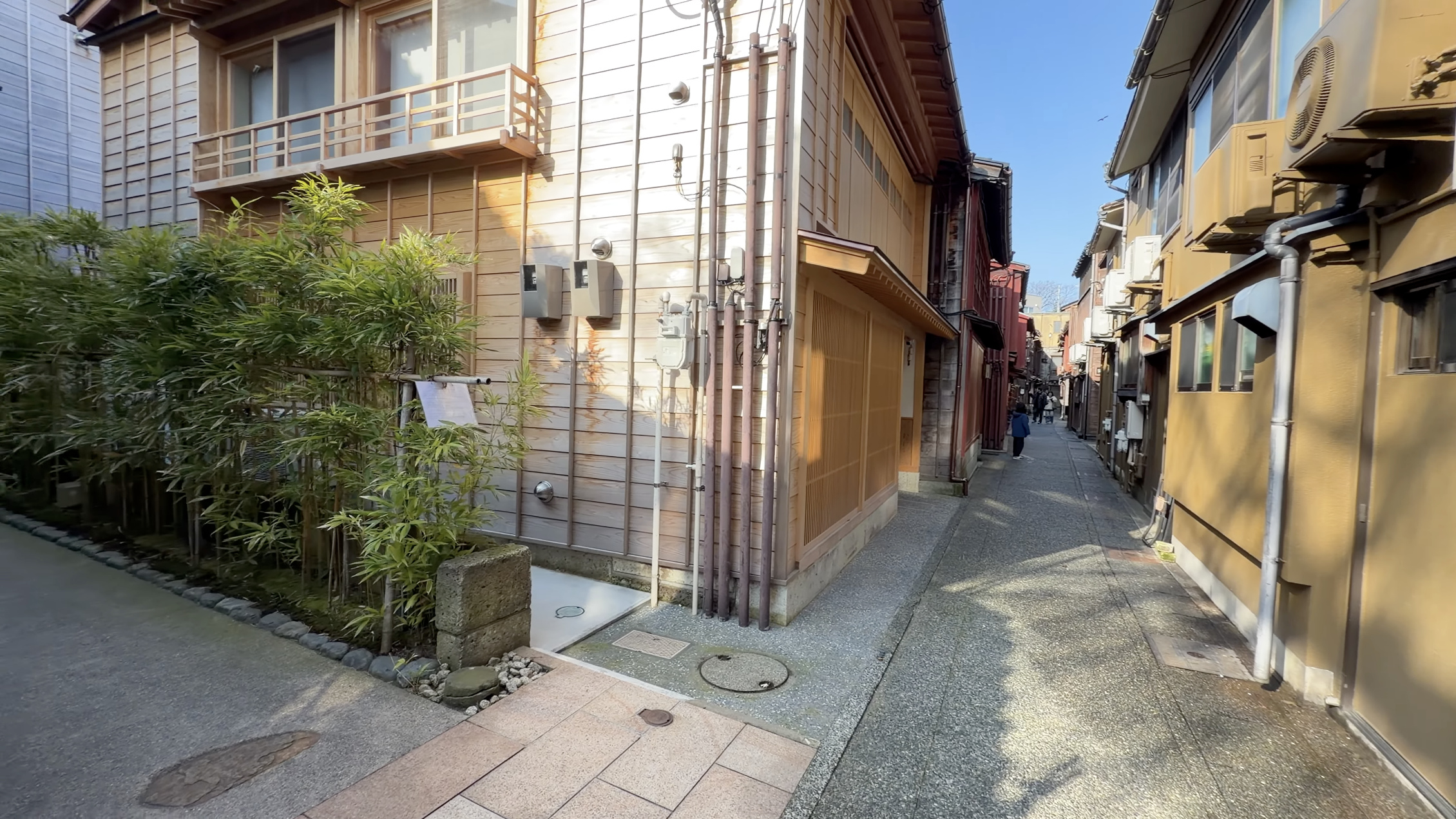 ひがし茶屋街に近い狭い路地の入り口、木造二階建ての茶屋建築が両脇に並ぶ