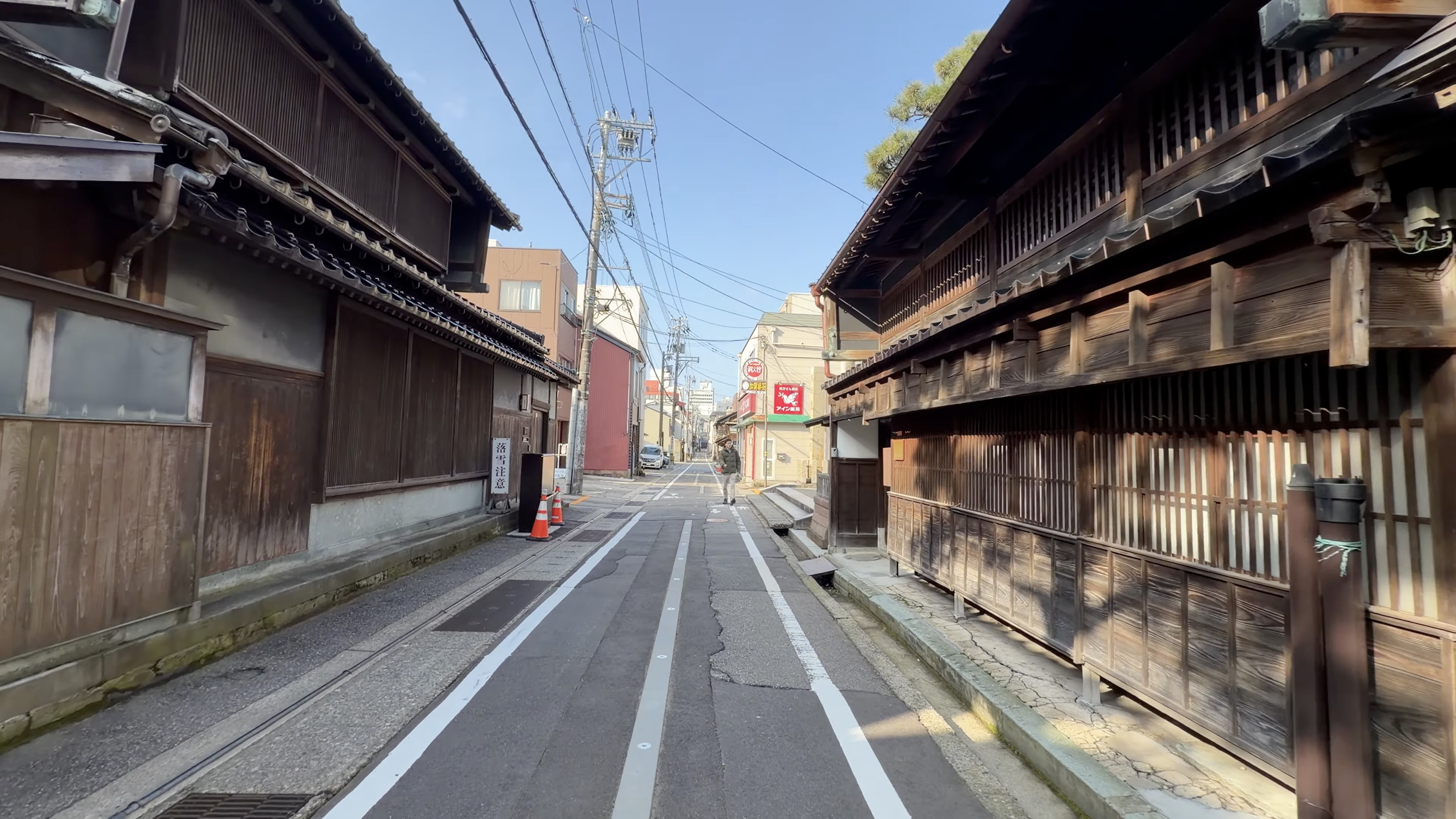 新町・鏡花通りの道、右手に「武将屋敷」の看板が立つ和風建物、奥にひがし茶屋街の木造建築