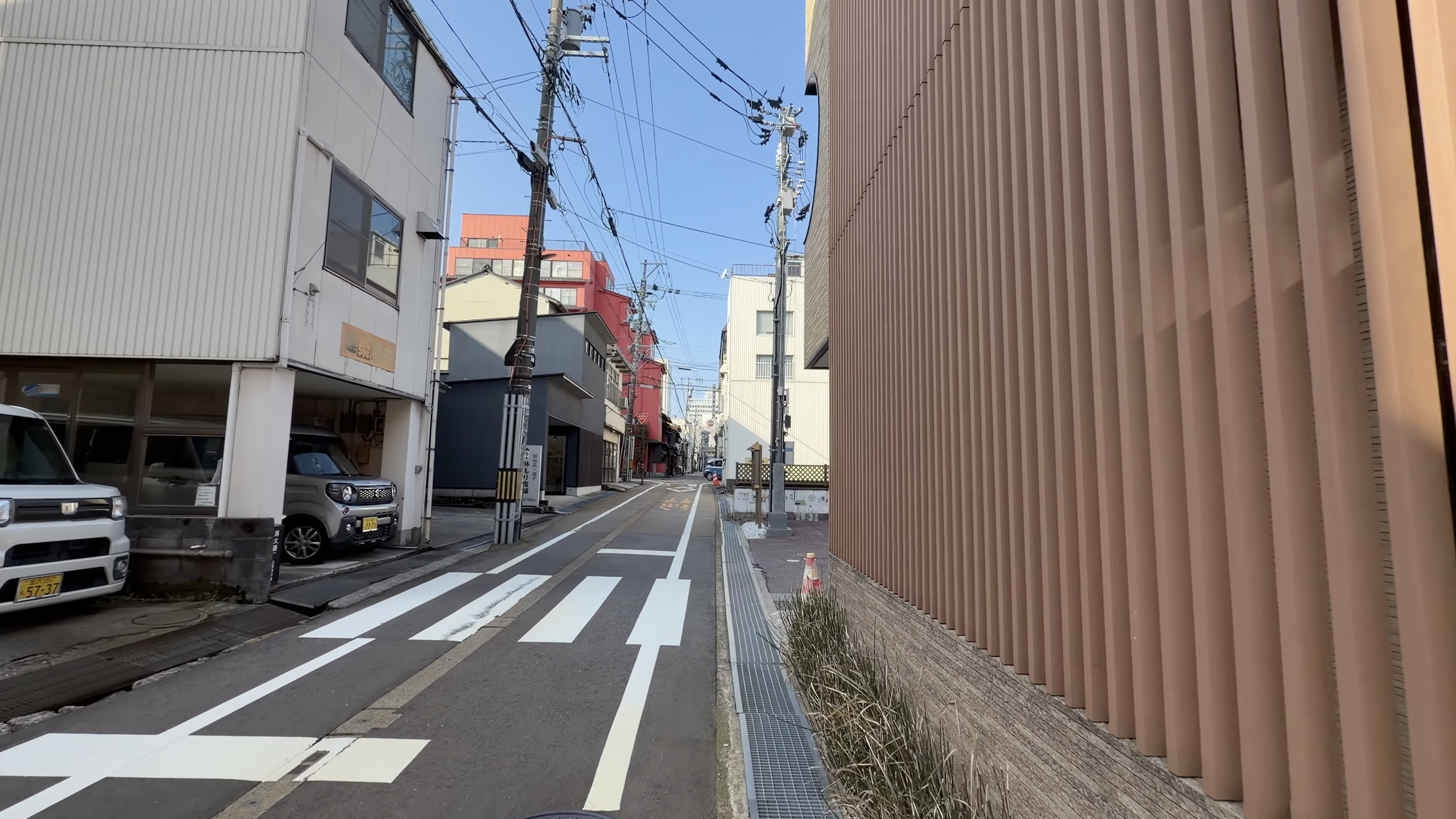 尾張町の交差点、白いタイルの建物に「林ぶり商舗」の看板、奥に山﨑眼科医院の白い建物