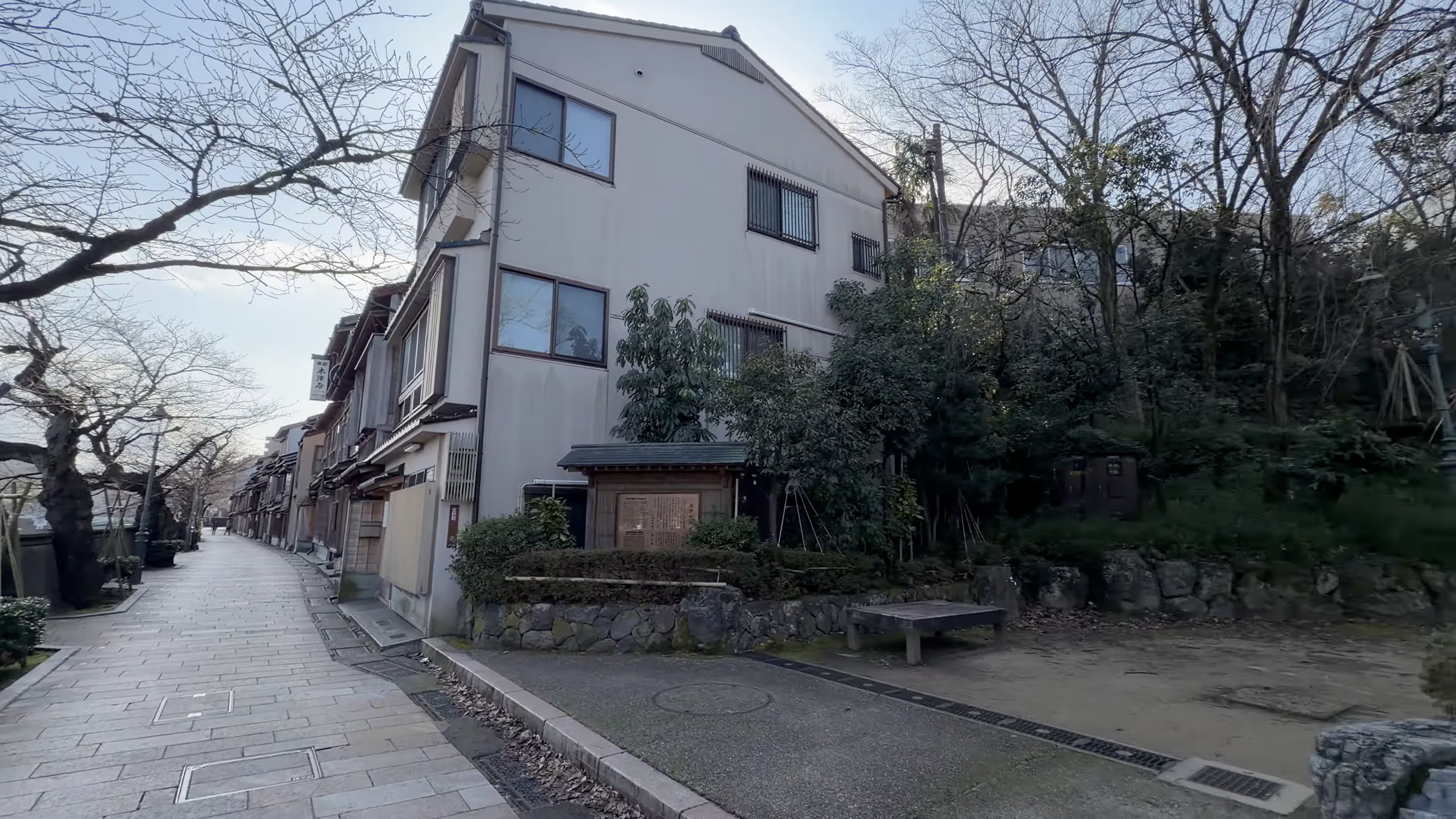 主計町緑水苑の外観、白壁の小さな建物と手入れされた植栽