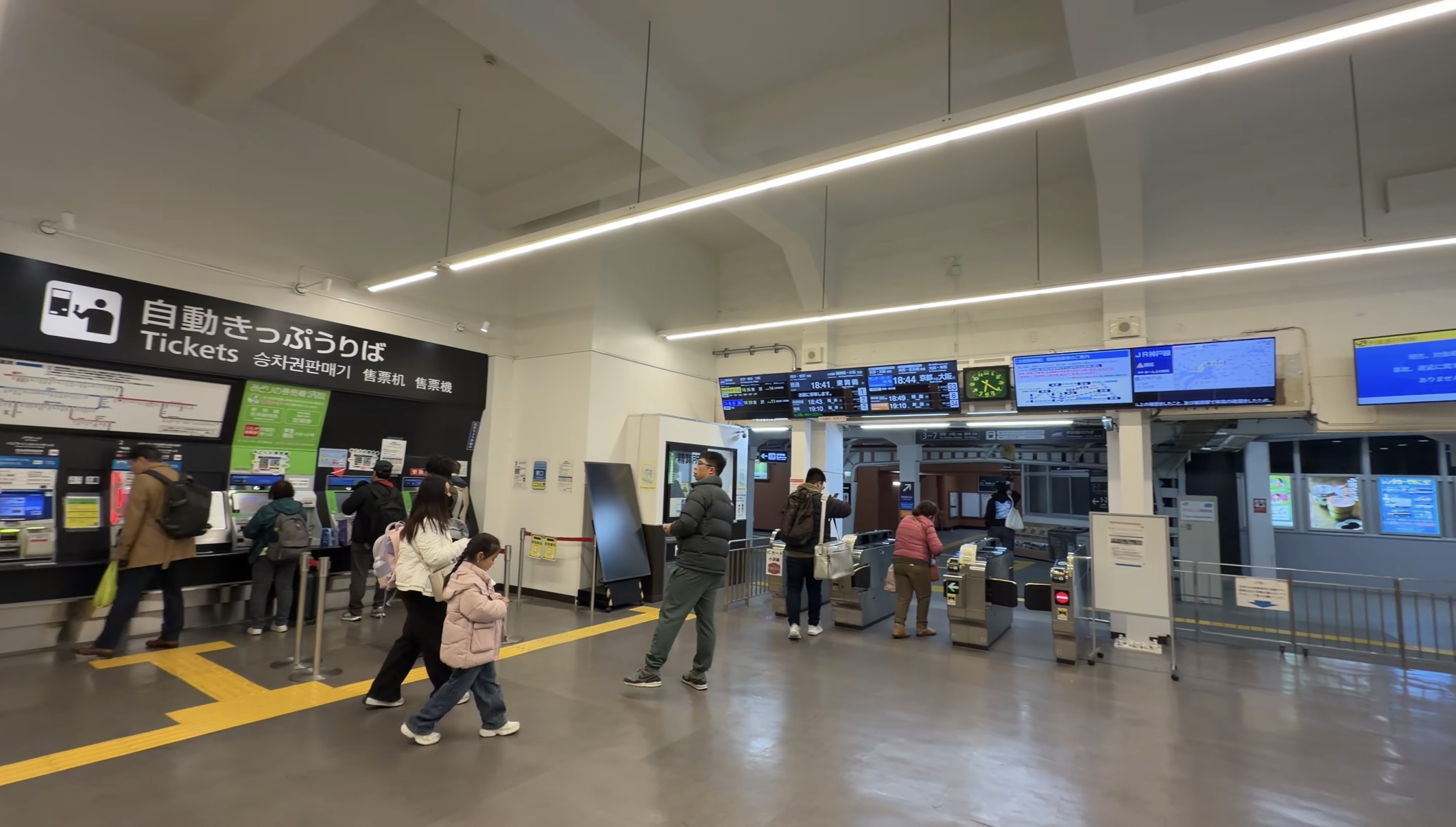 夜の敦賀駅西口の灯り