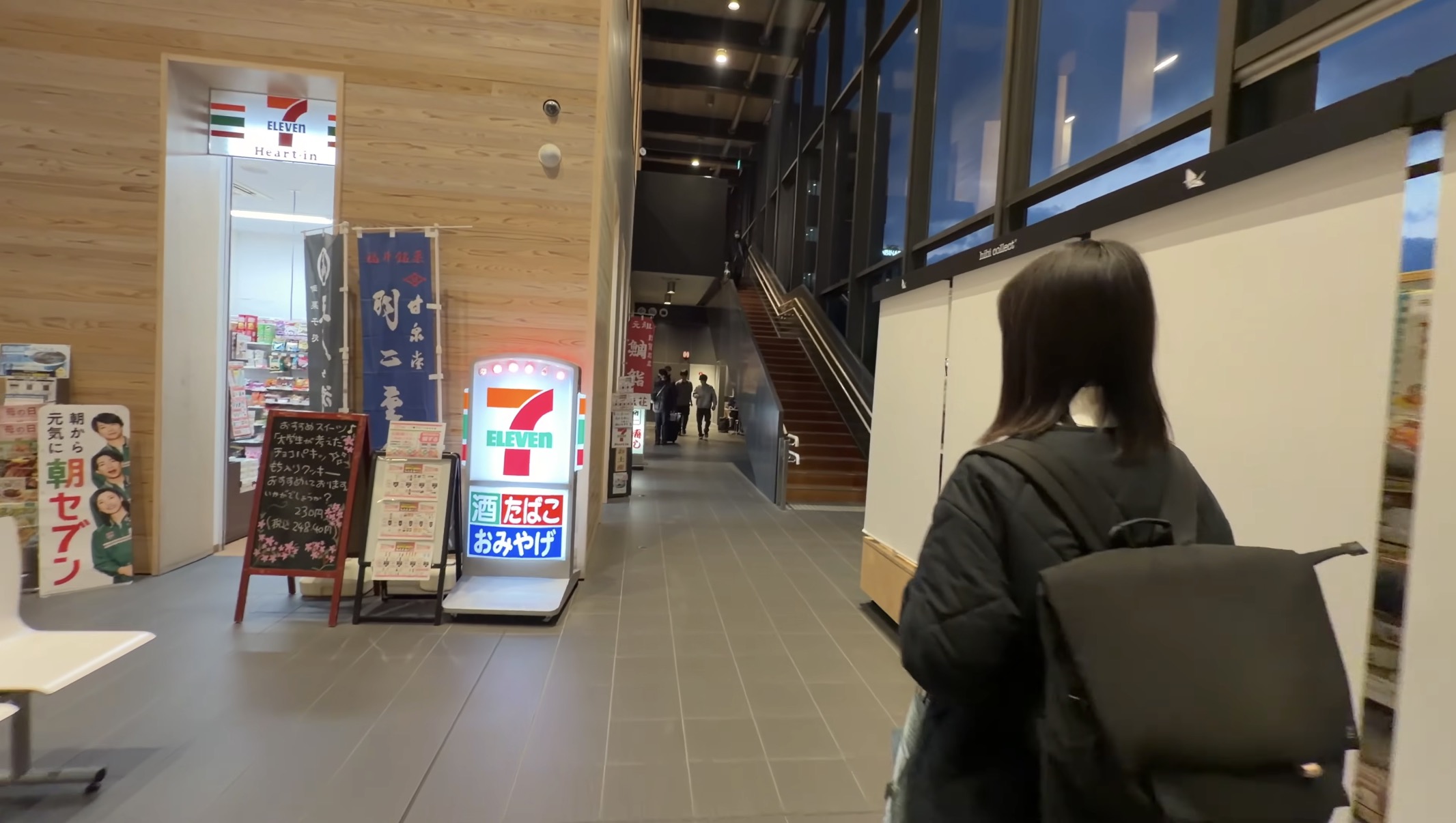 椅子が並ぶ待合スペース