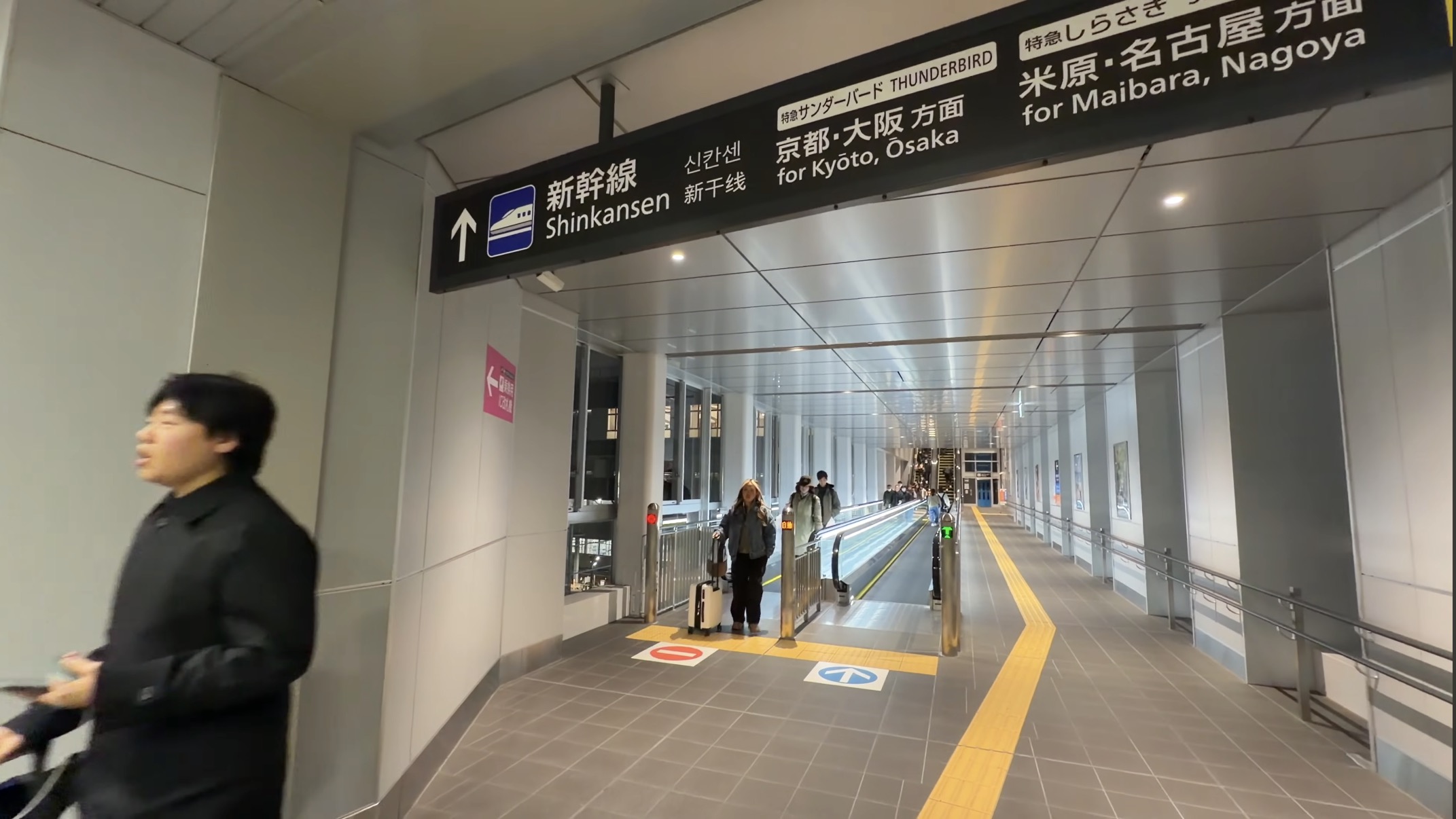 ホームの乗り場案内