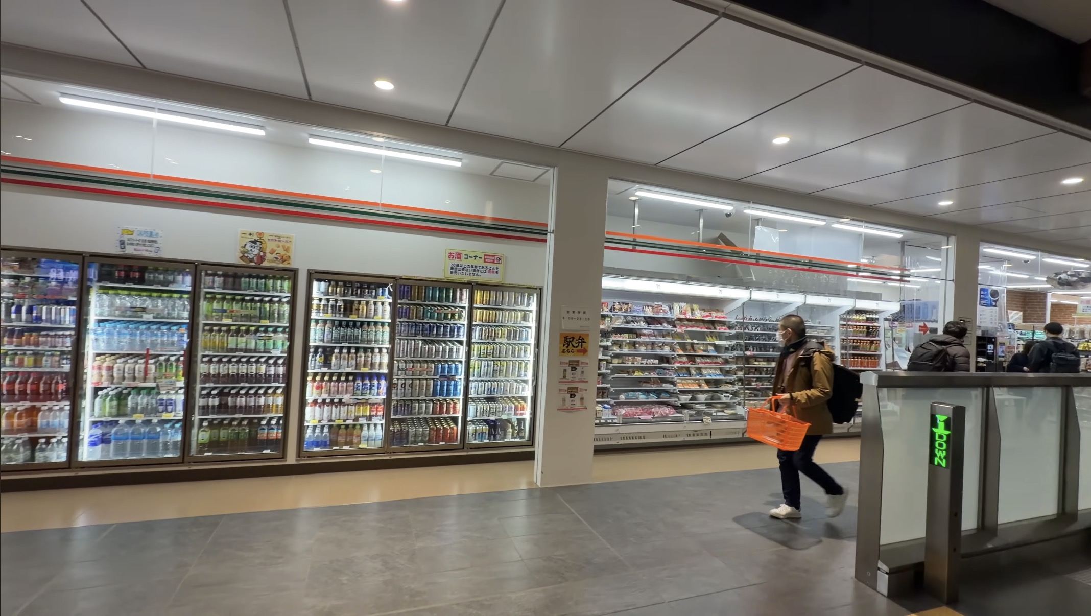 サンダーバード乗り場の広いホール