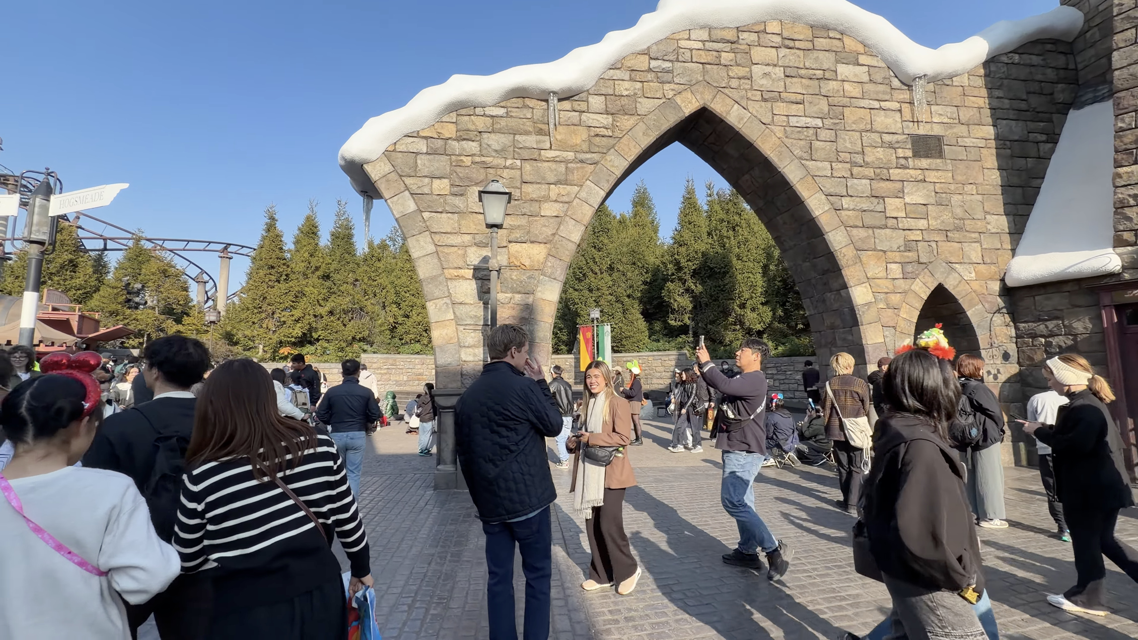 石造りのアーチの前で記念撮影をする人たち