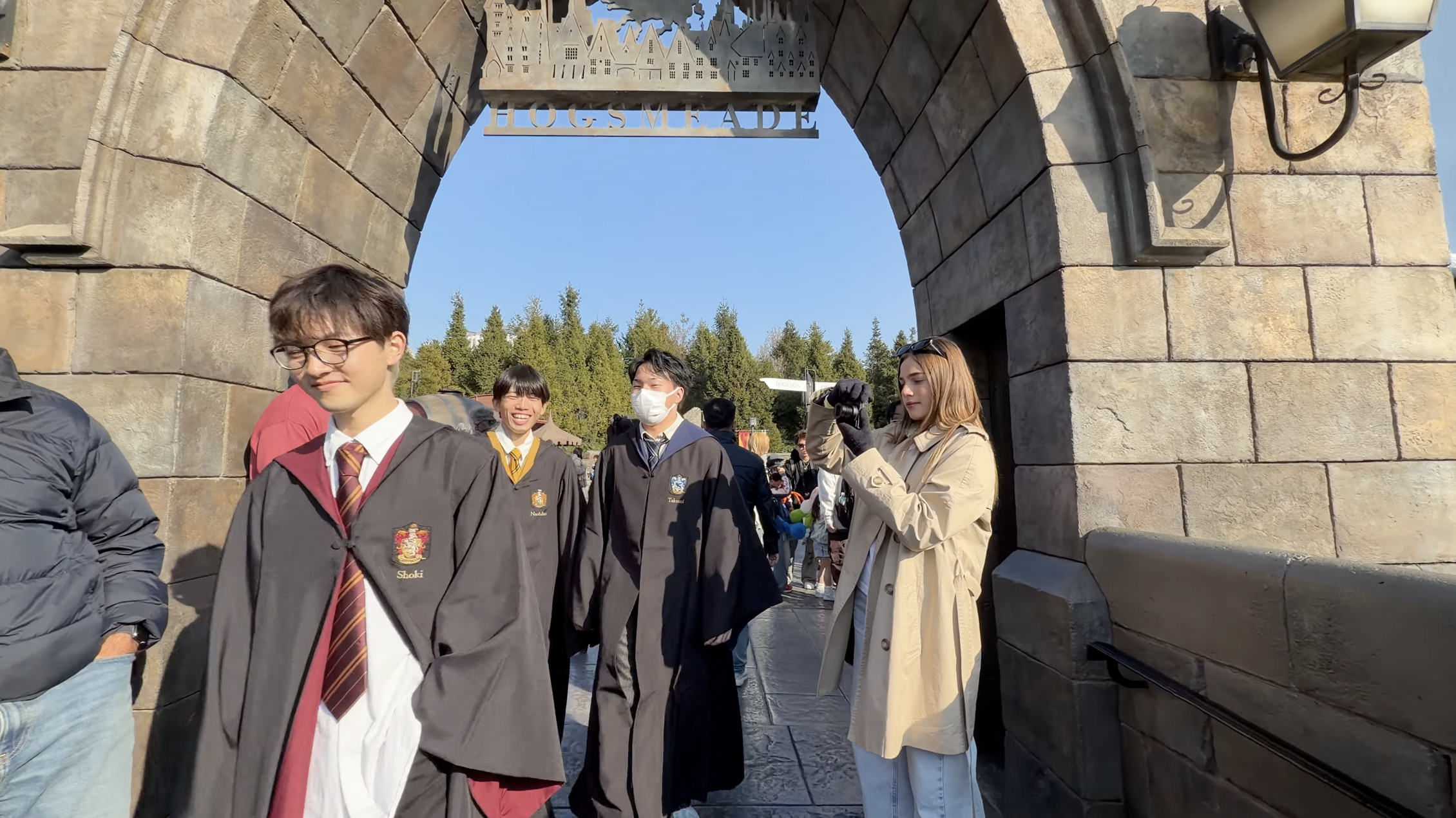『HOGSMEADE』のアーチをくぐる、ローブ姿の来場者たち