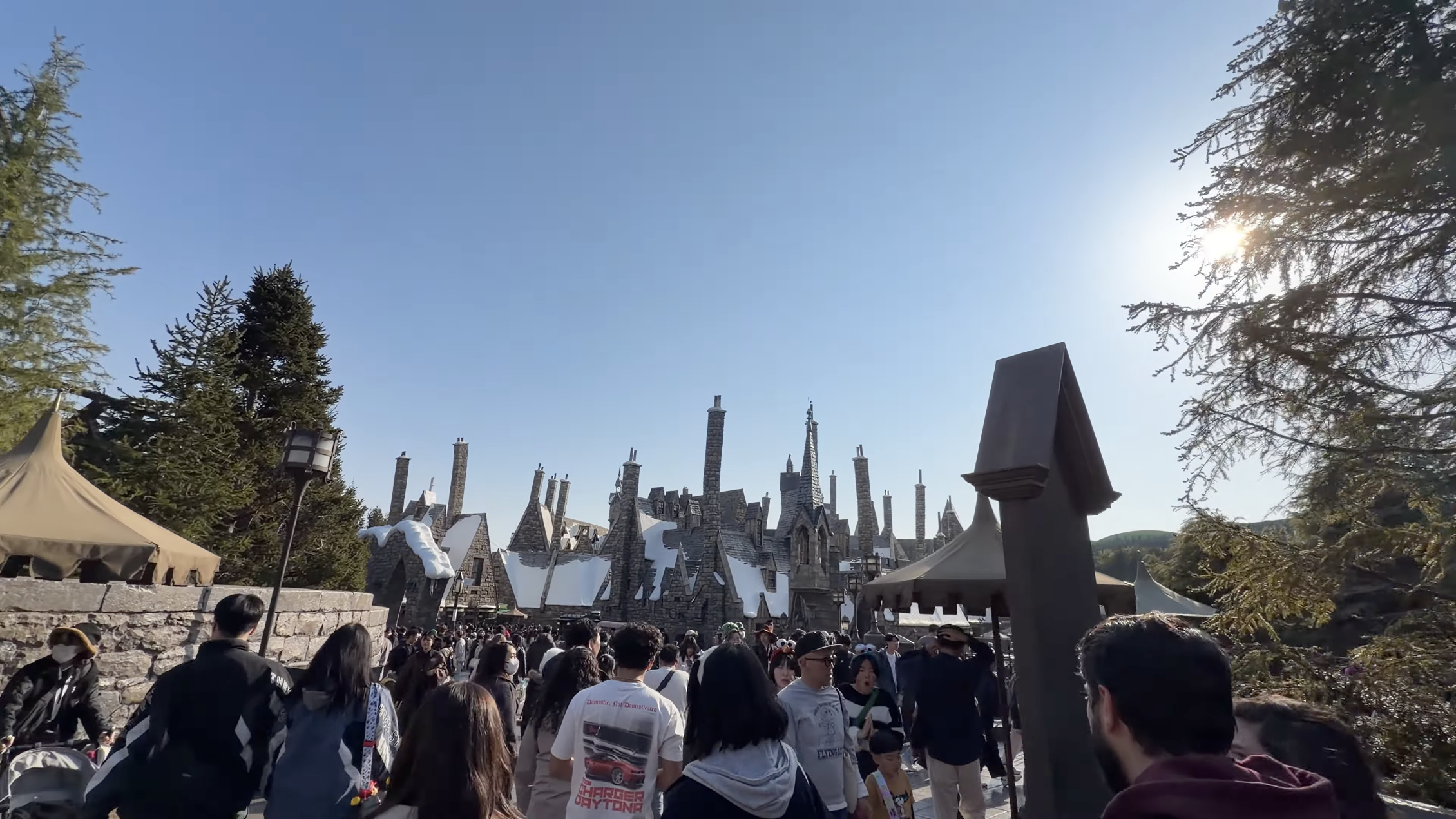 煙突が立ち並ぶホグズミード村を振り返る景色