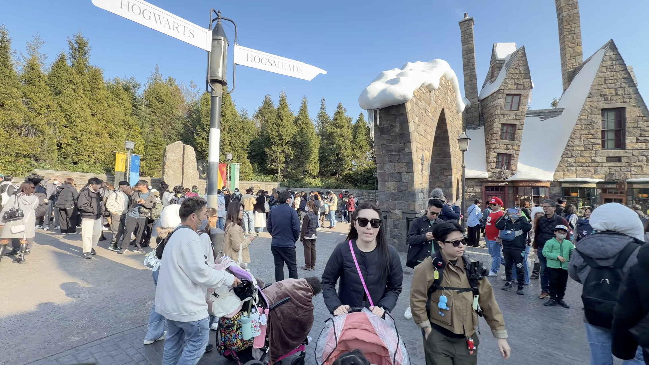 『HOGWARTS』『HOGSMEADE』の道標と、雪をかぶった石造りのアーチ