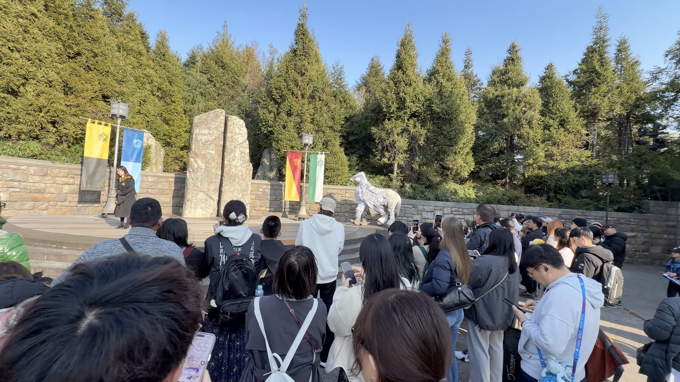 寮の旗がはためく広場に立つヒッポグリフの像