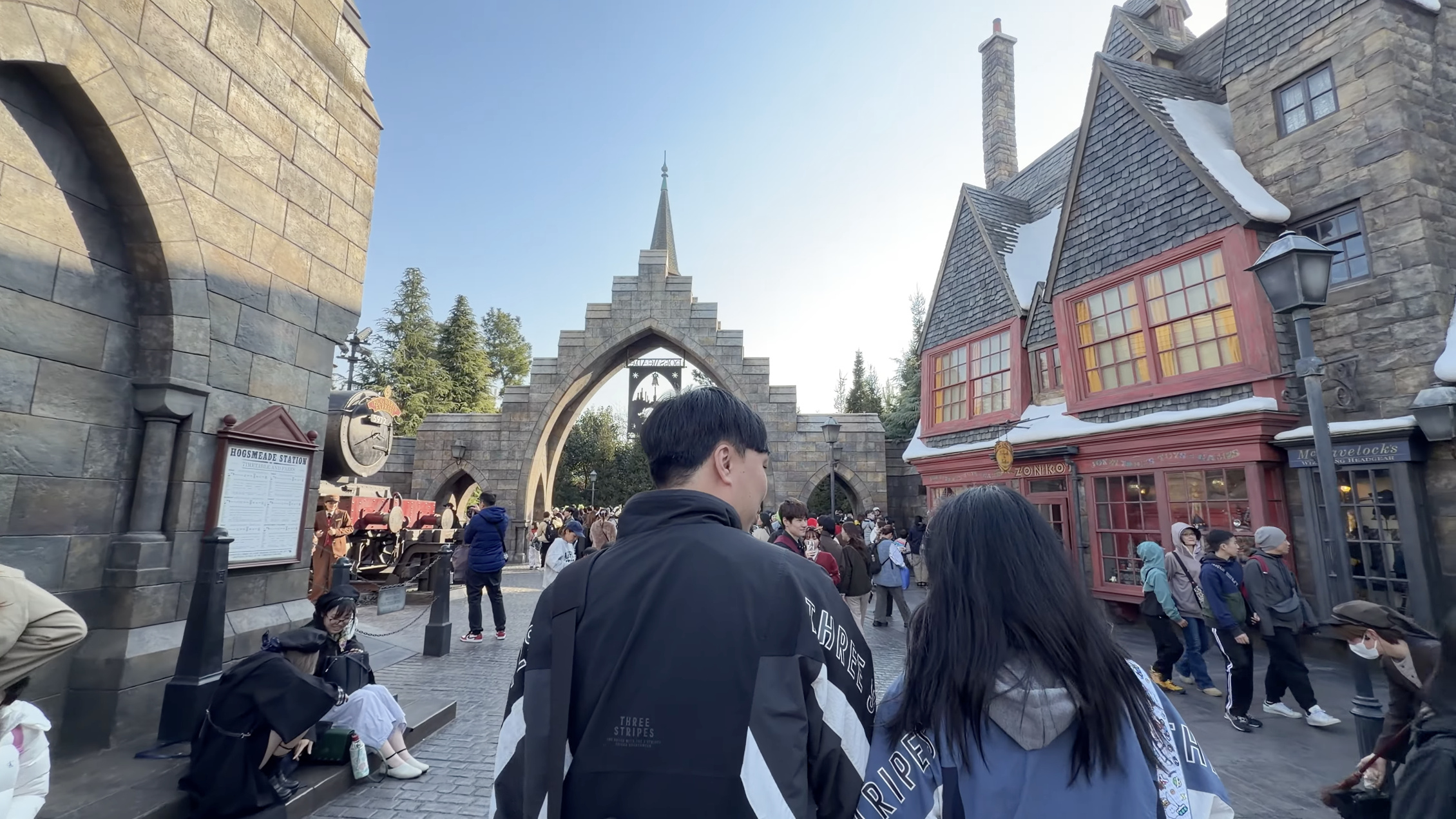 『HOGSMEADE STATION』の駅看板と『ZONKO'S』の店先
