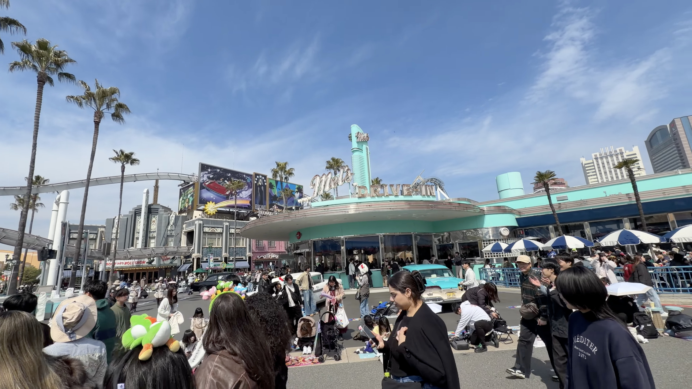 ターコイズの丸い建物、メルズ・ドライブインとクラシックカー