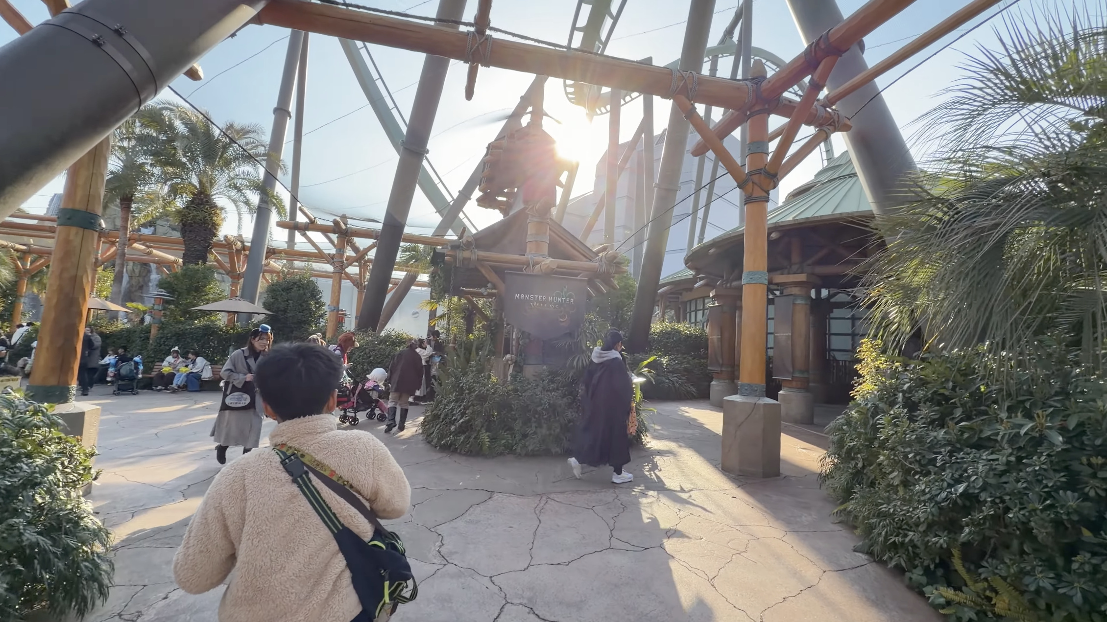 木陰の広場に立つ黒い看板「MONSTER HUNTER」