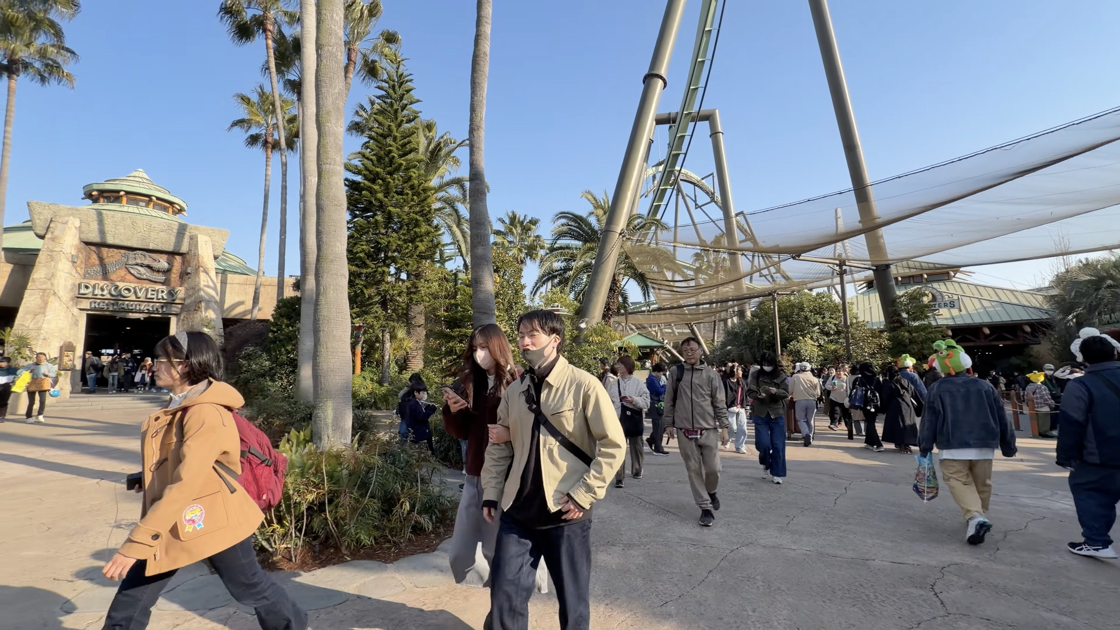 石造りの建物「DISCOVERY RESTAURANT」とヤシの木
