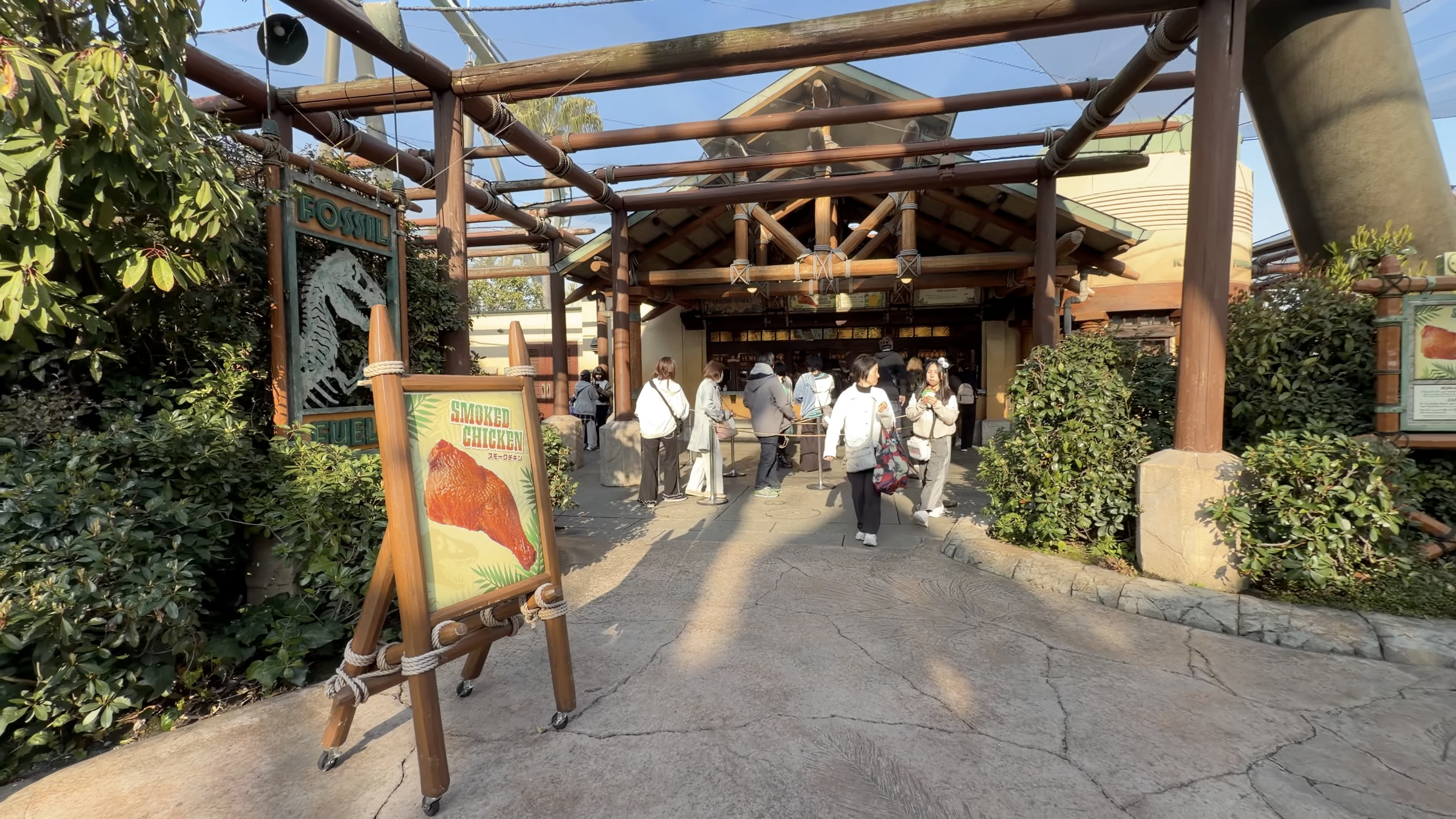 東屋の入口、骨のロゴ看板「FOSSIL FUELS」「SMOKED CHICKEN」
