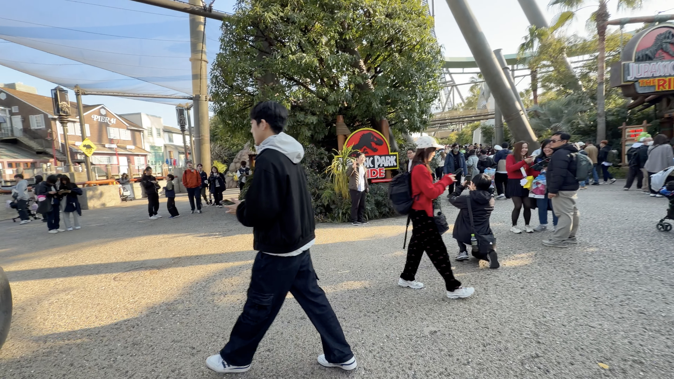 赤いロゴ看板、奥に建物「PIER 41」