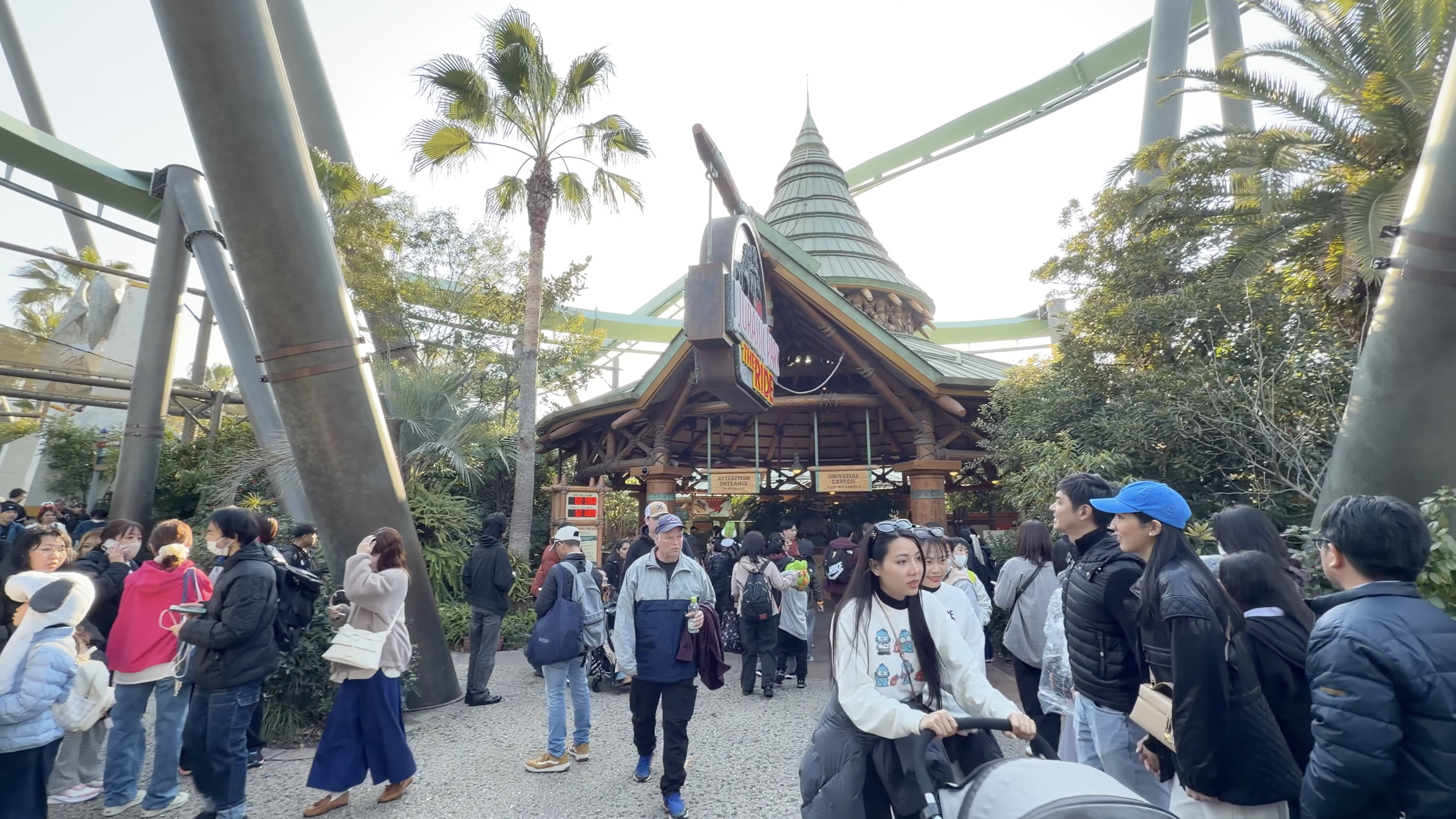 ライド搭乗口、茅葺きふうの塔屋根、「ATTRACTION ENTRANCE」「UNIVERSAL EXPRESS」の案内