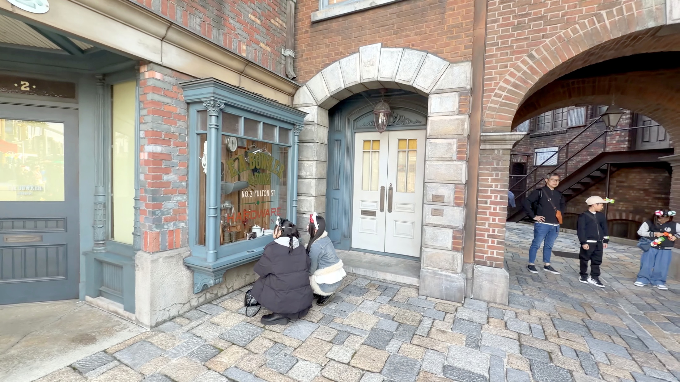 裏路地の青緑の扉と石畳