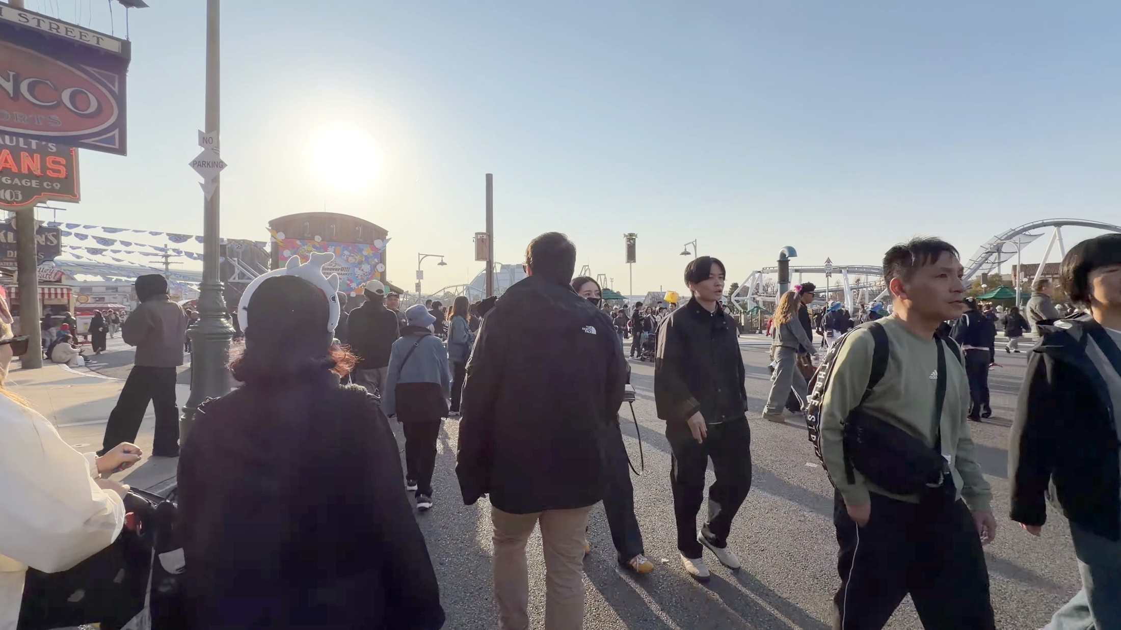 にぎやかな通りに戻ってきた様子
