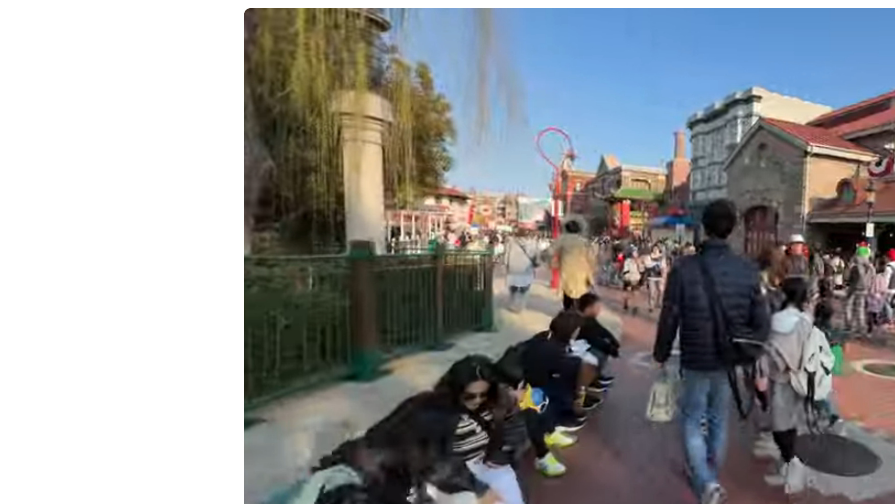 サンフランシスコ・エリアの煉瓦道と赤い街灯