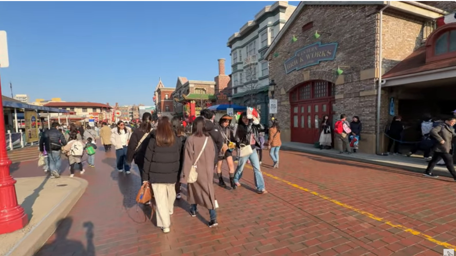 WESTERN BRICK WORKS の看板が出た煉瓦の建物