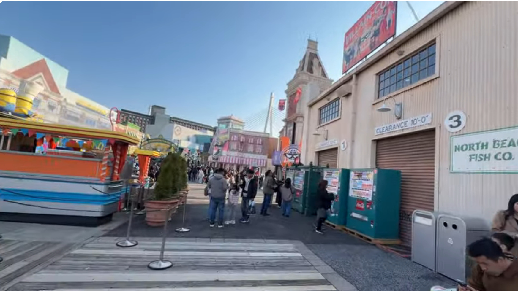 NORTH BEACH FISH CO. の建物とカラフルなワゴン