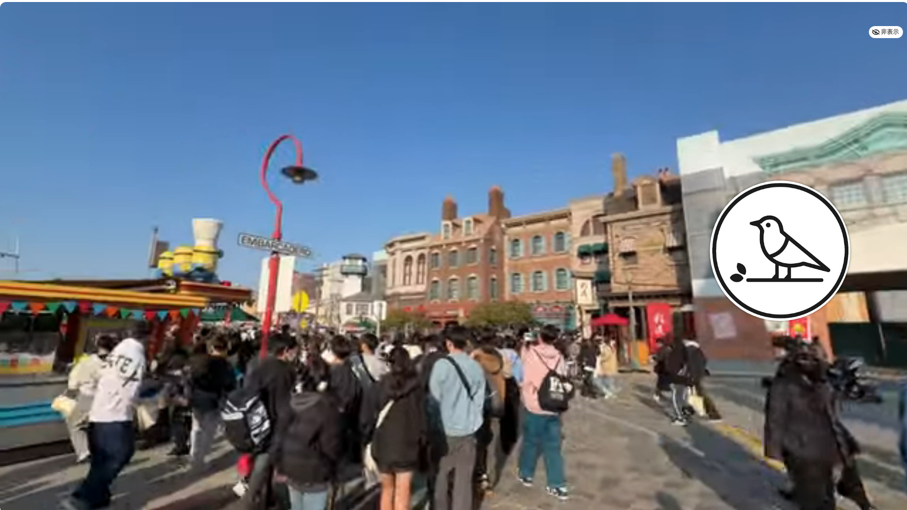 EMBARCADERO の通り標識とワゴン