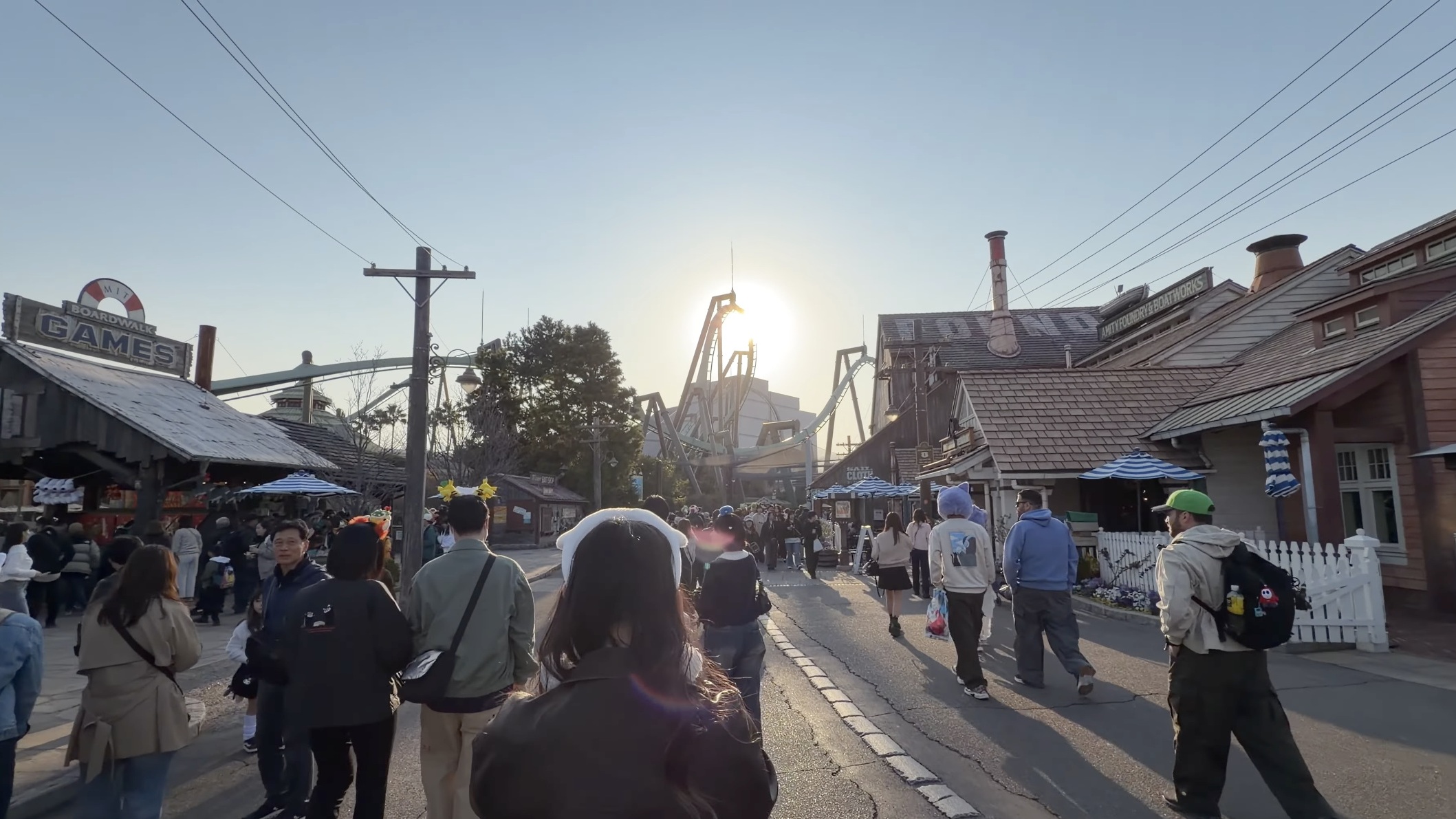 AMITY FOUNDRY & BOATWORKSの看板と、夕日を背にしたフライング・ダイナソーのレール