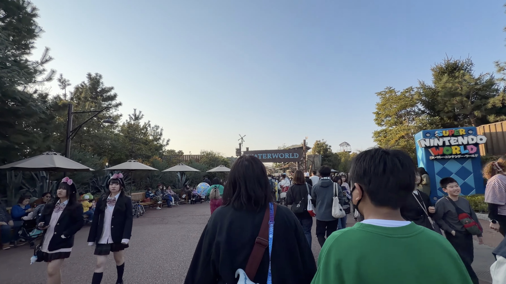 スーパー・ニンテンドー・ワールドの看板越しに見えるウォーターワールドの入口