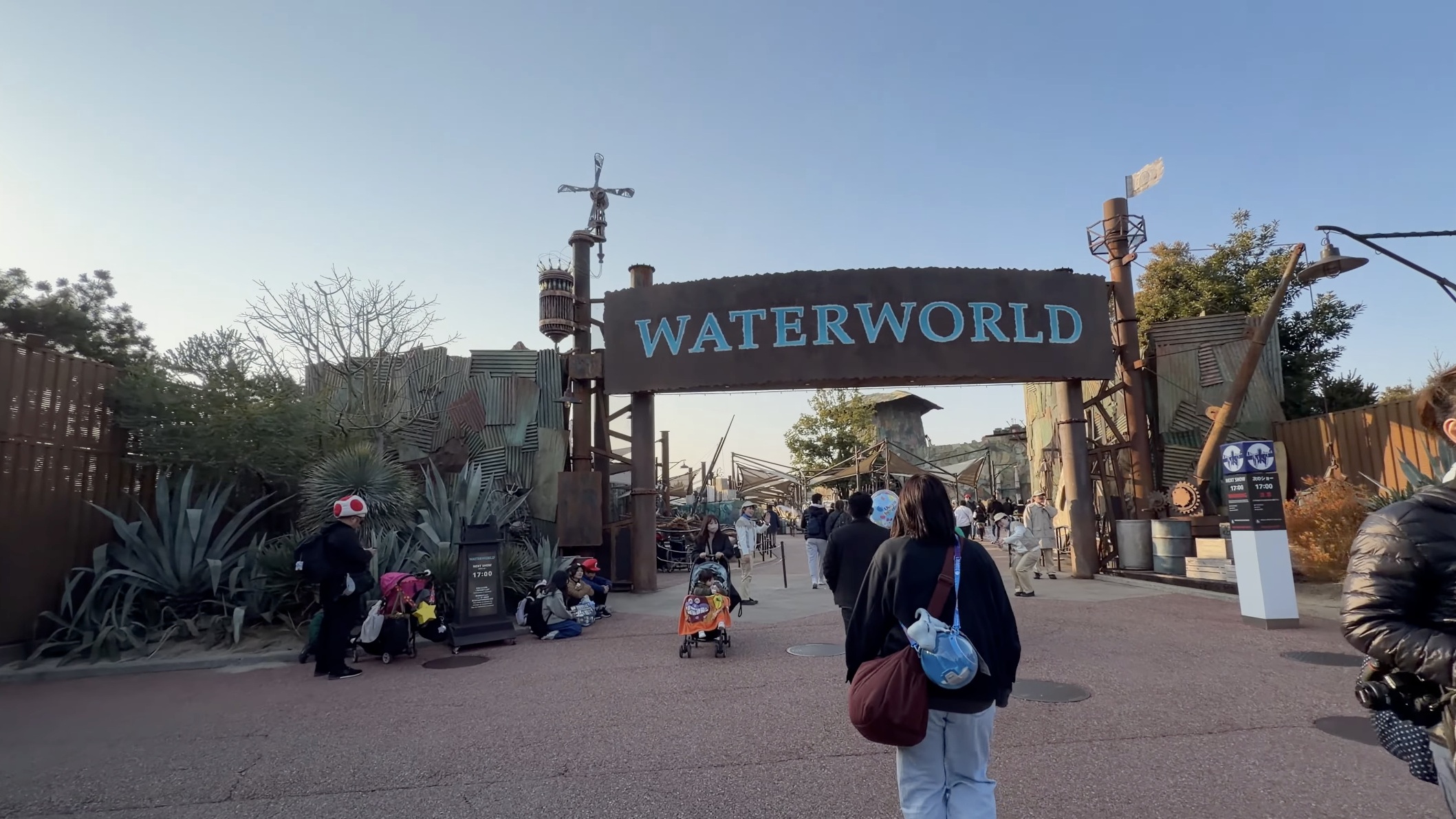 WATERWORLDの大きな看板の下をくぐる人たち