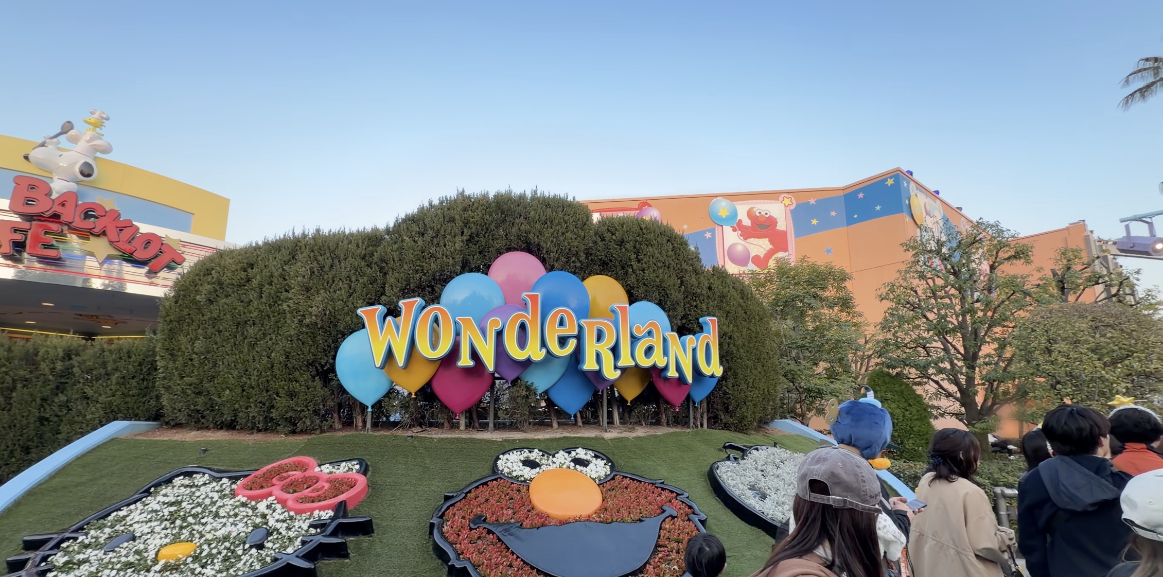 USJユニバーサル・ワンダーランド入口、バルーンに囲まれた「WONDERLAND」の看板