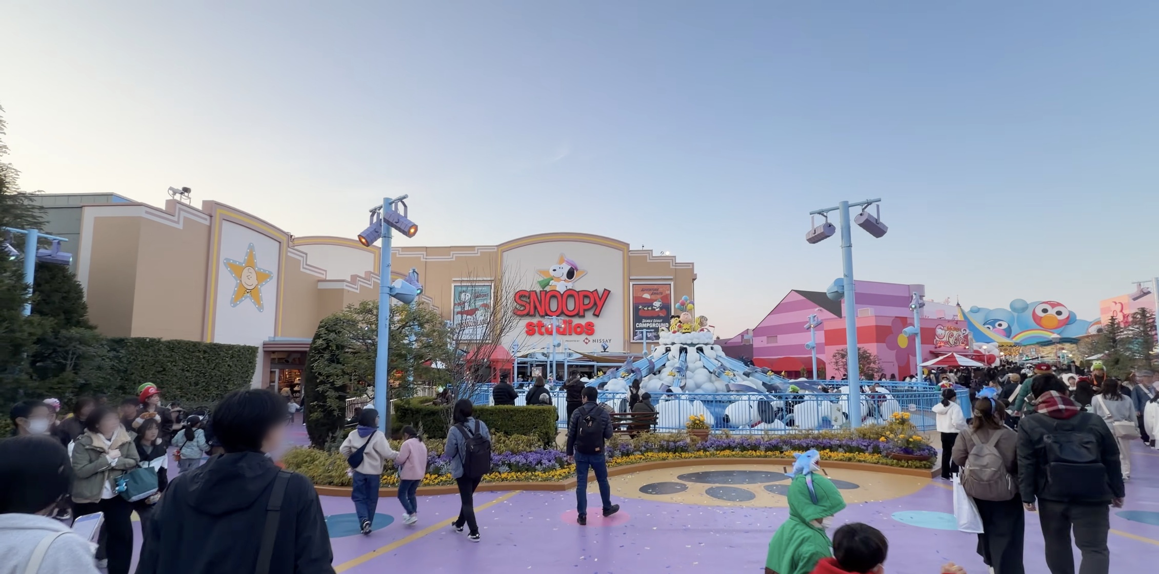 SNOOPY studiosの建物と、白いスヌーピー型の乗り物フライング・スヌーピー