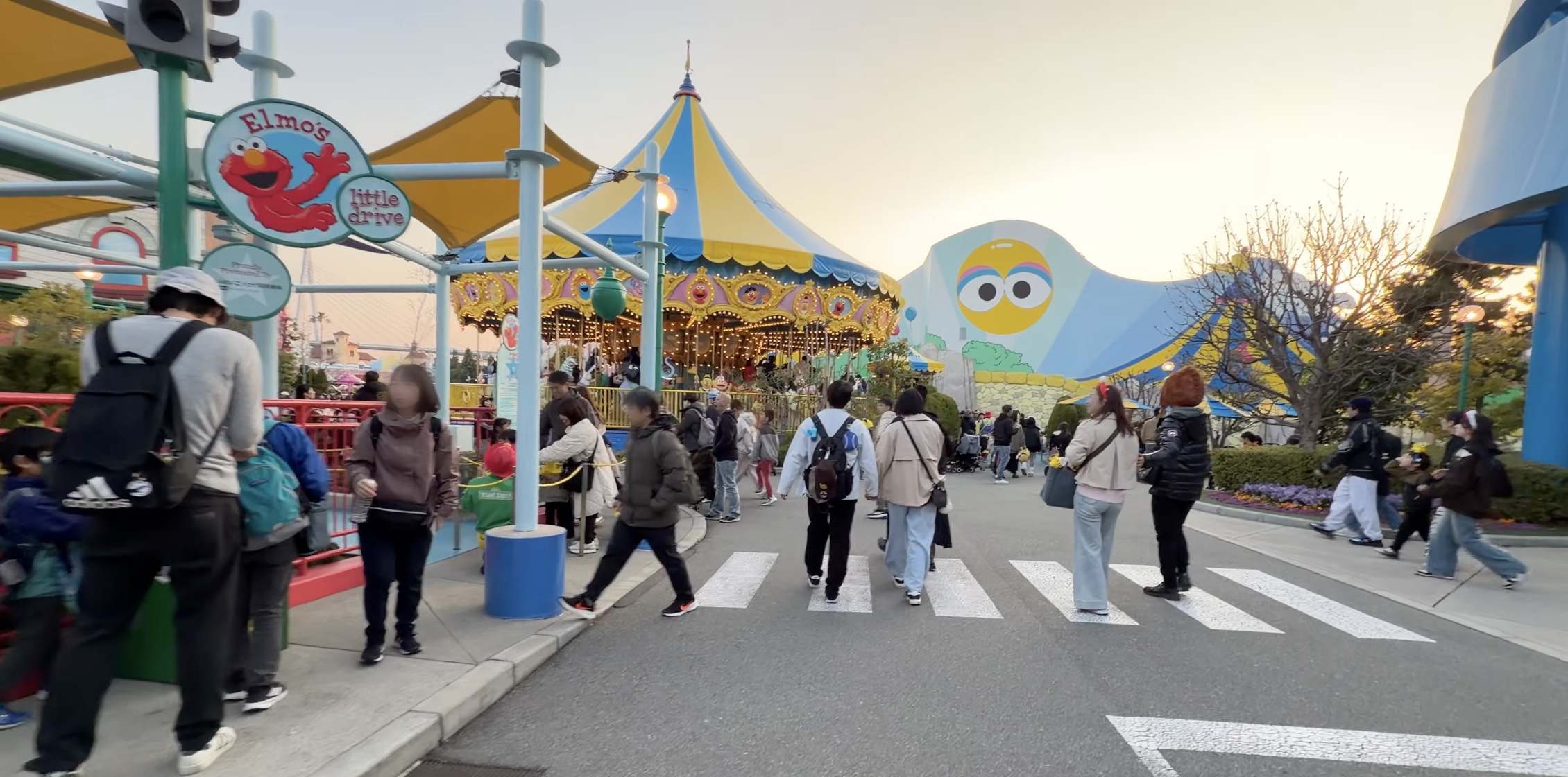 「エルモズ・リトル・ドライブ」の看板、奥にメリーゴーラウンド