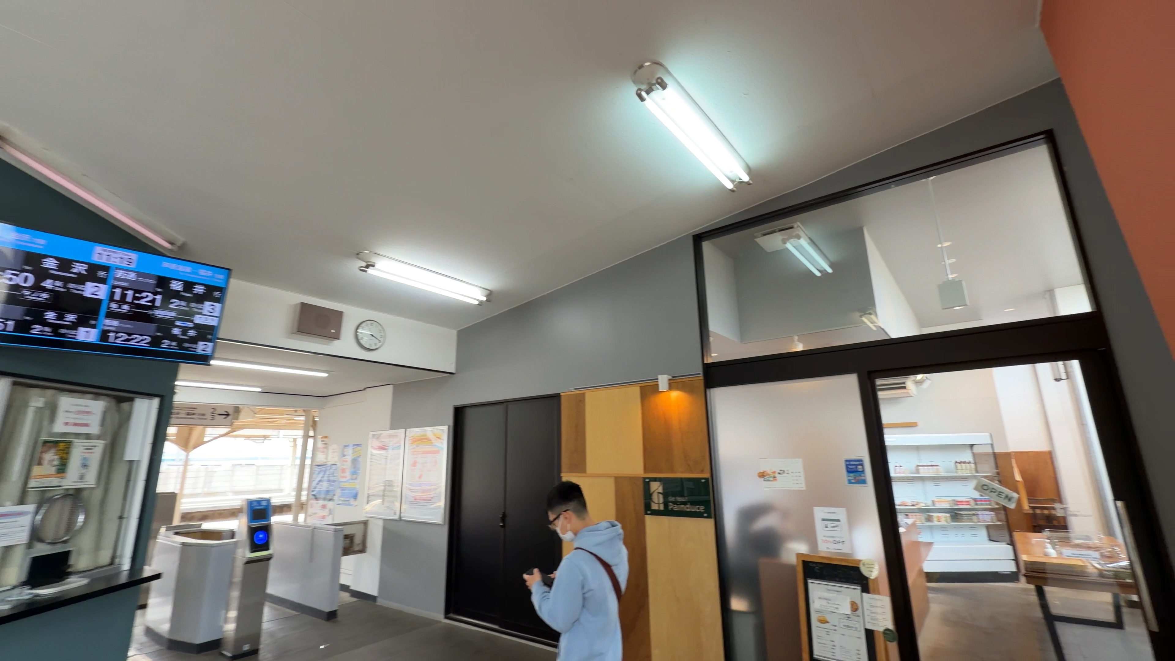 大聖寺駅構内の改札とコワーキングスペース、奥にパン店の陳列棚