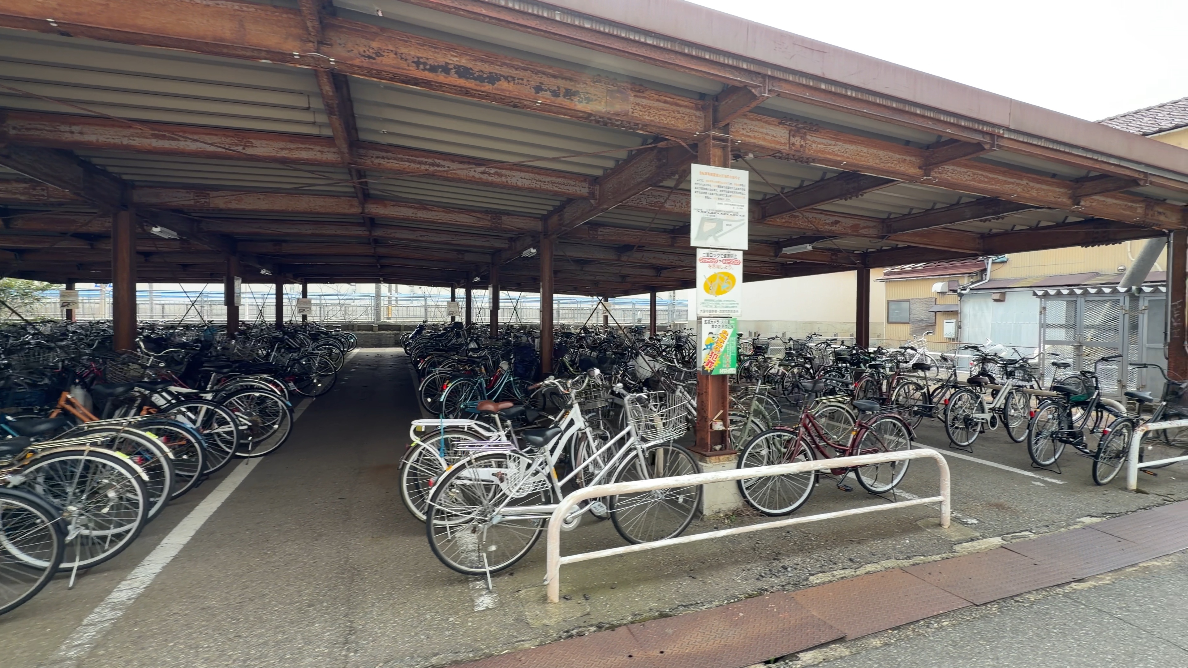屋根つきの駐輪場にぎっしり並ぶ自転車
