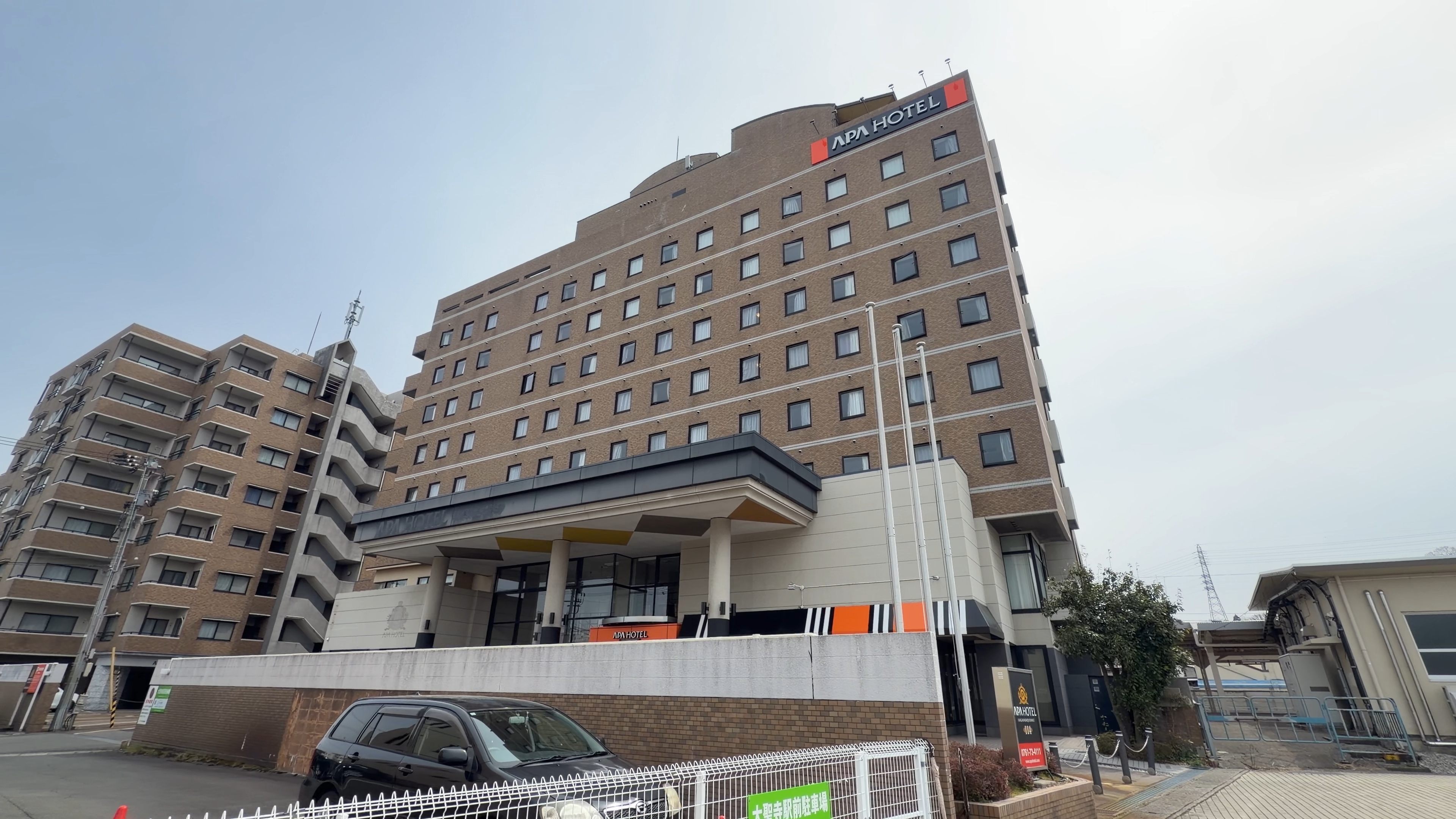 駅前にそびえるアパホテル〈加賀大聖寺駅前〉の建物全景
