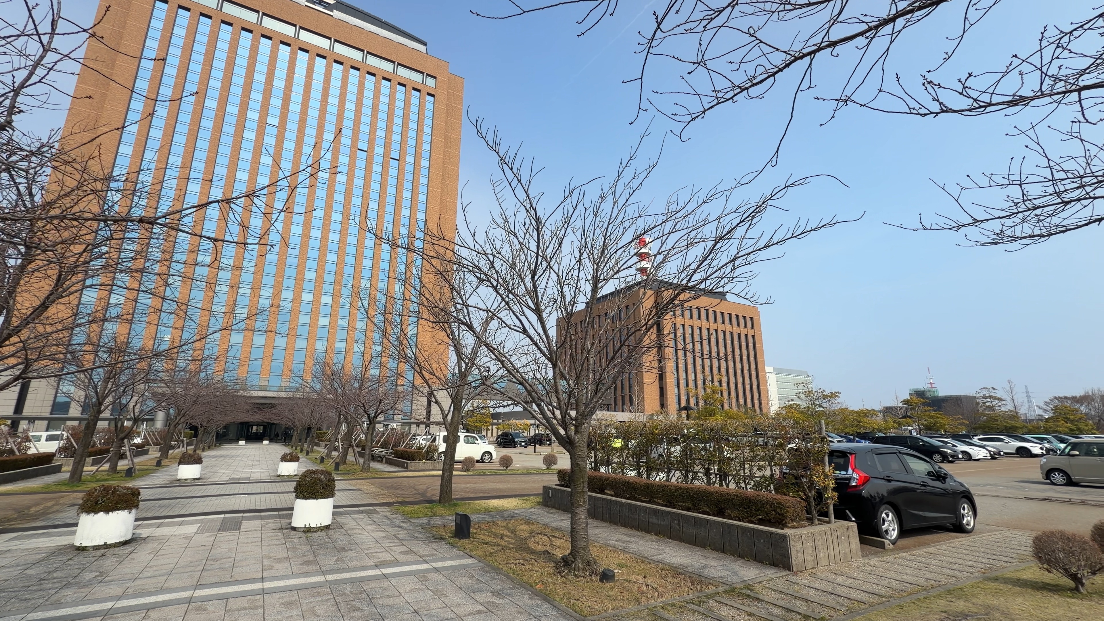 石川県庁の行政庁舎と警察本部庁舎、駐車場側から見上げる