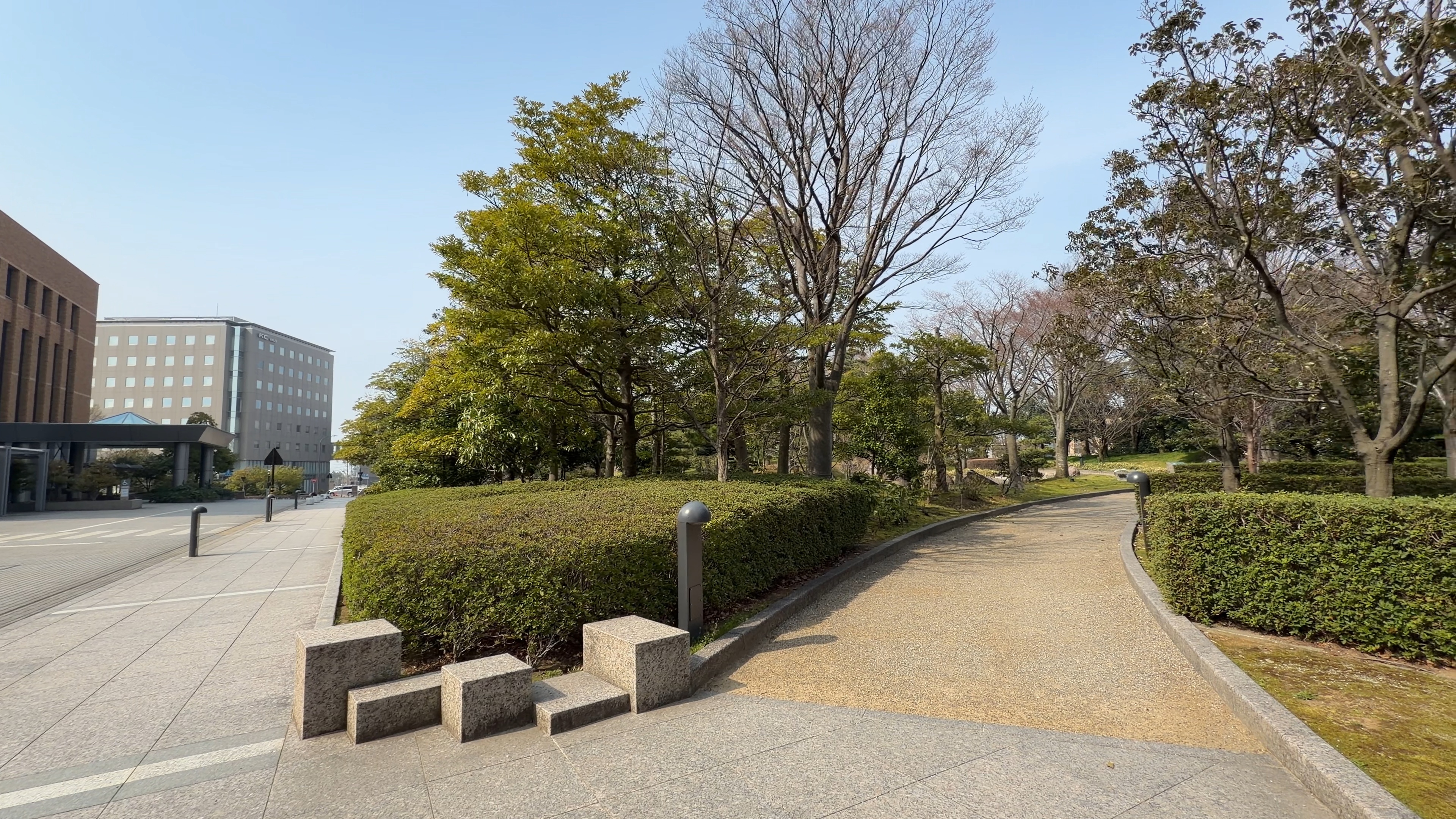 県民の杜への入口、生垣に沿ってカーブする小道と石段