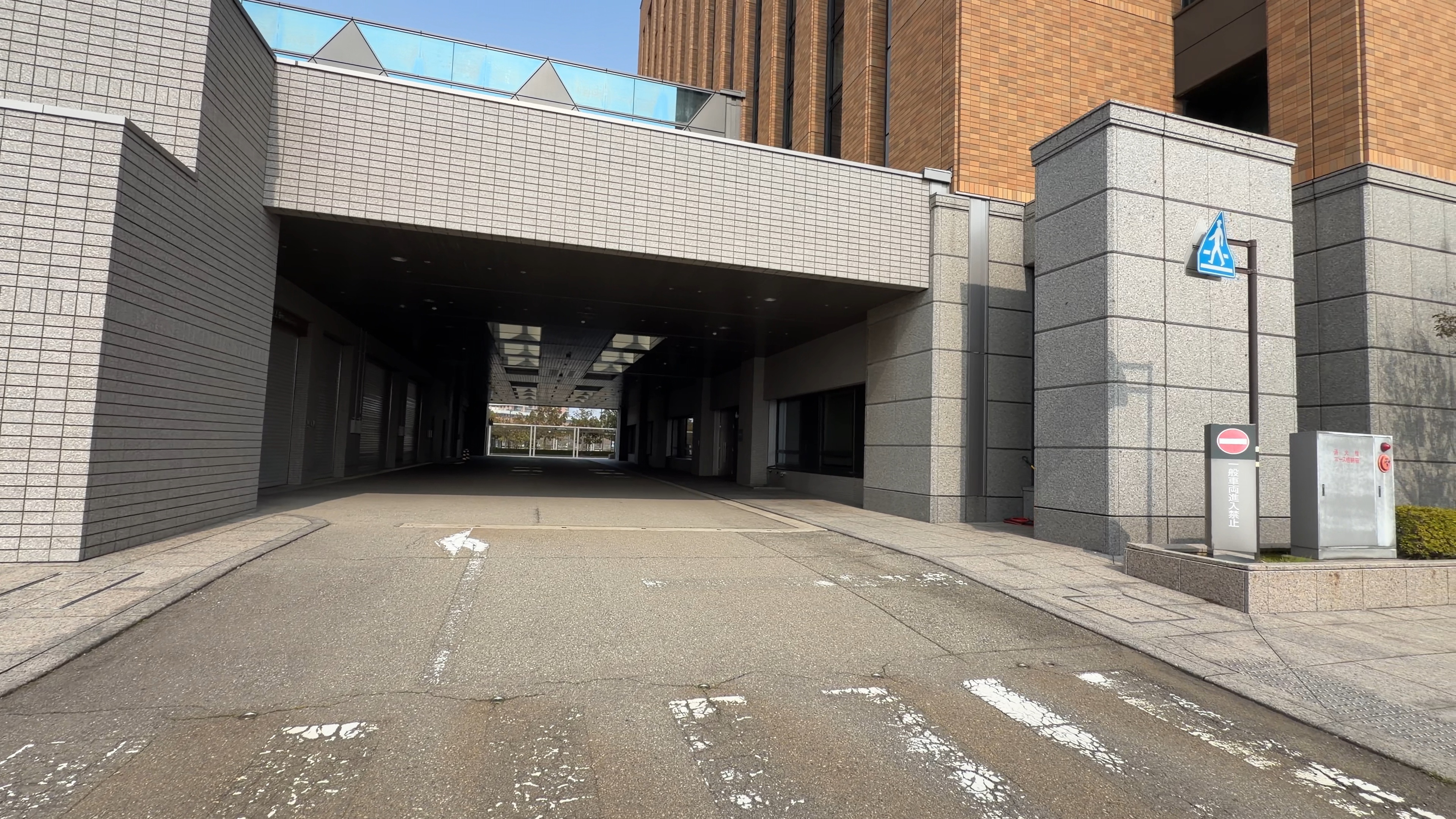 建物の下をくぐる通路、横断歩道の標識