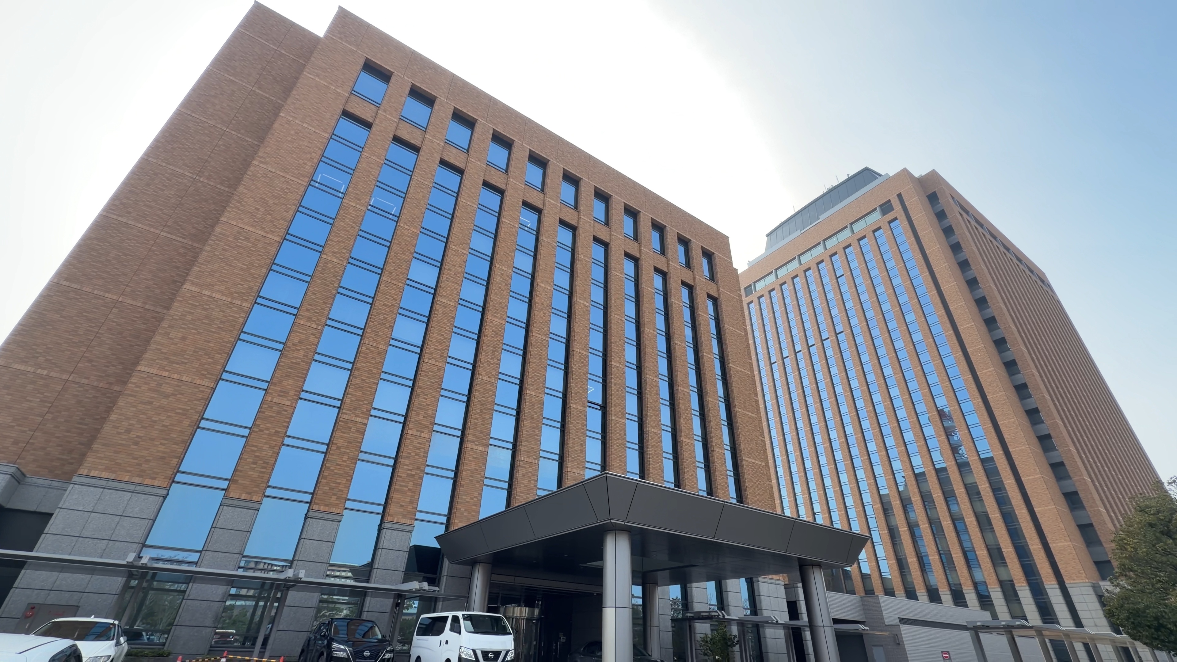 下から見上げる行政庁舎と警察本部庁舎、2棟が並ぶ迫力のアングル