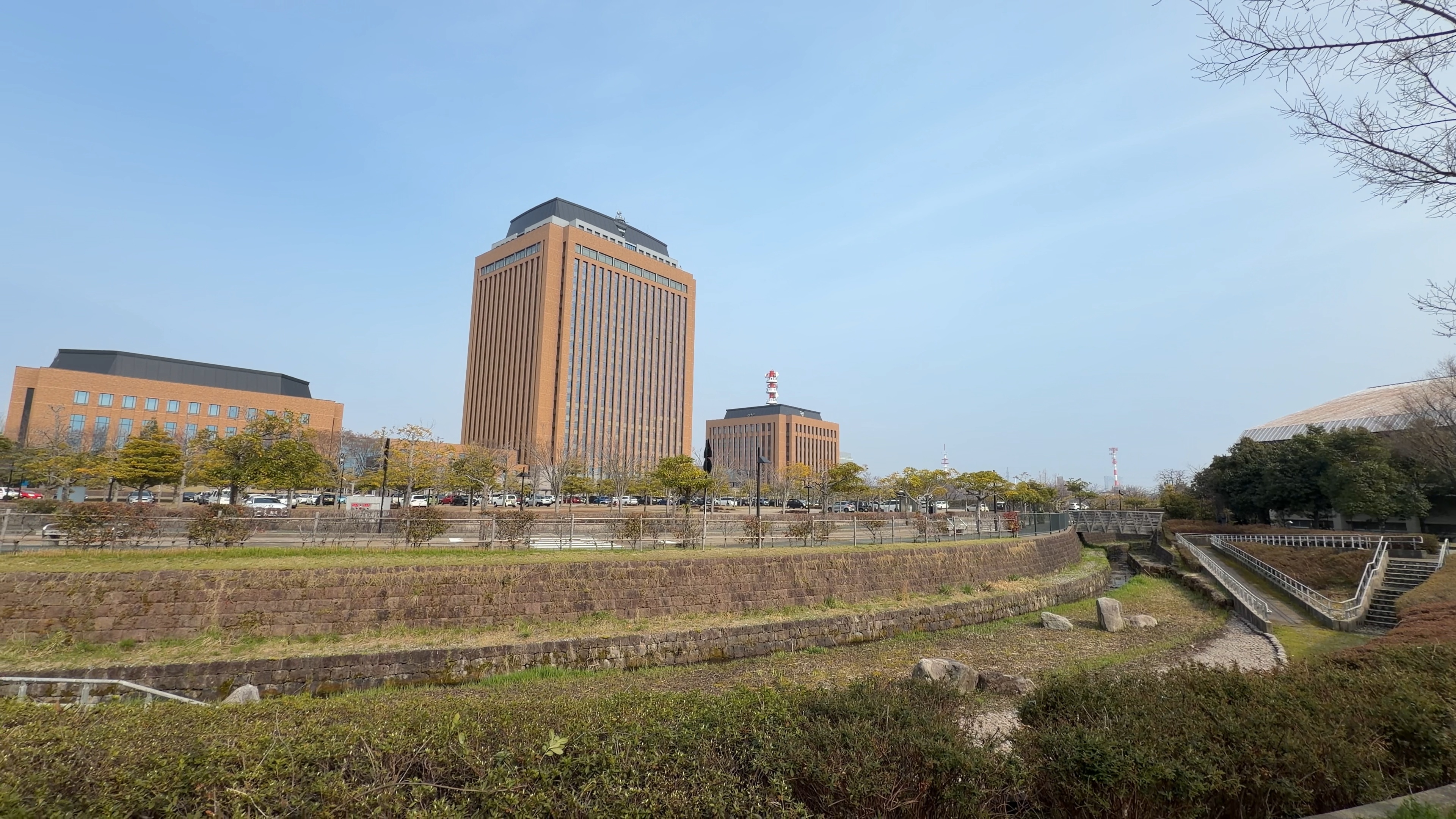 用水路の向こうに見える石川県庁の3つの庁舎
