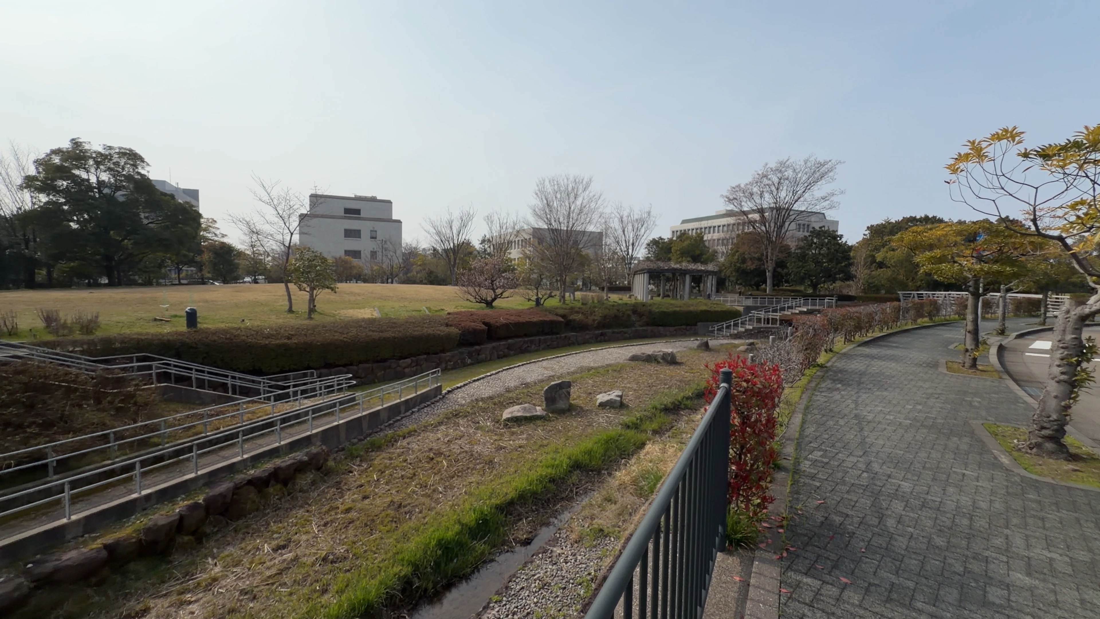 州浜と景石を配した親水空間の水辺