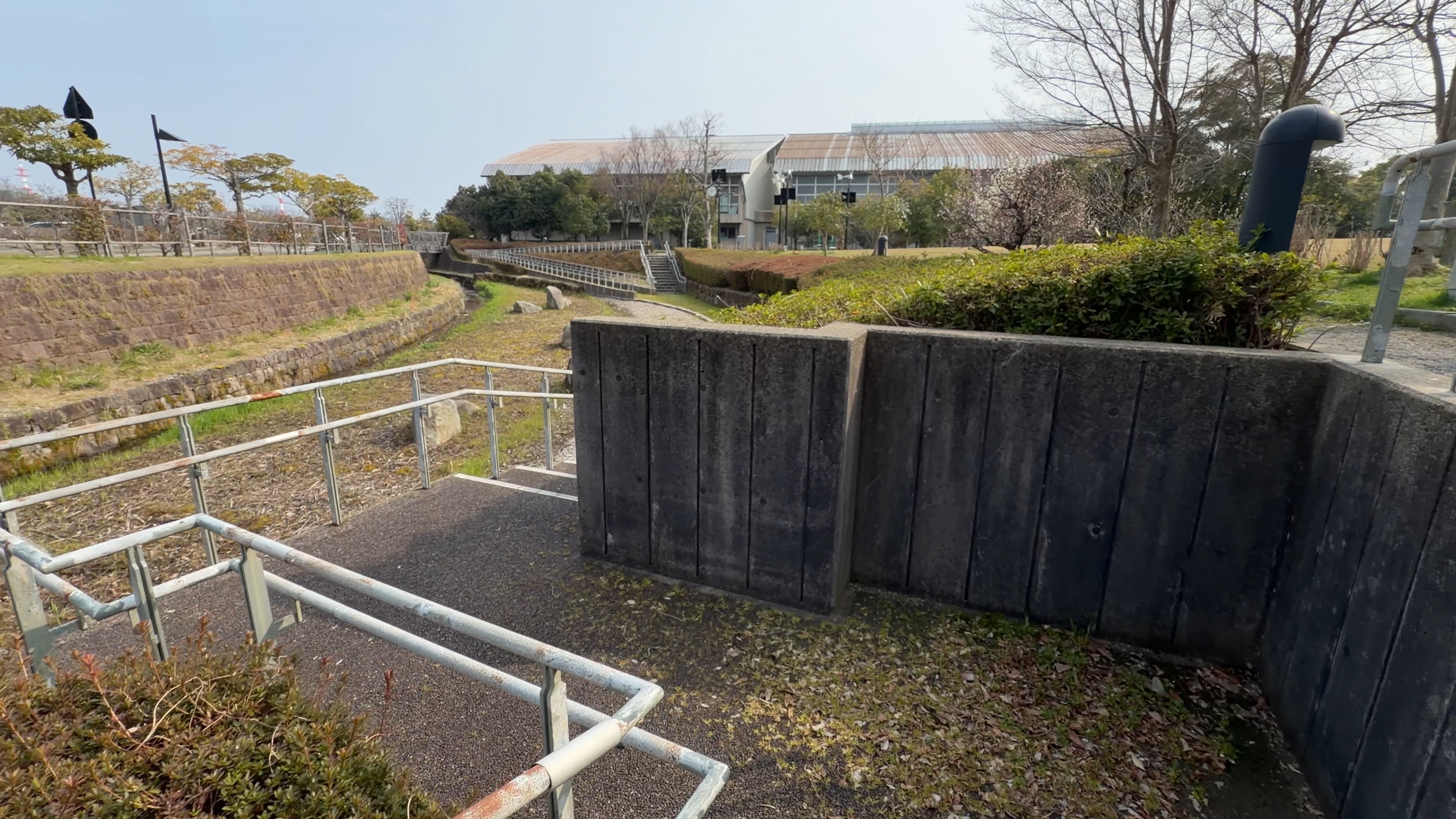 親水空間へ下りる階段とスロープ